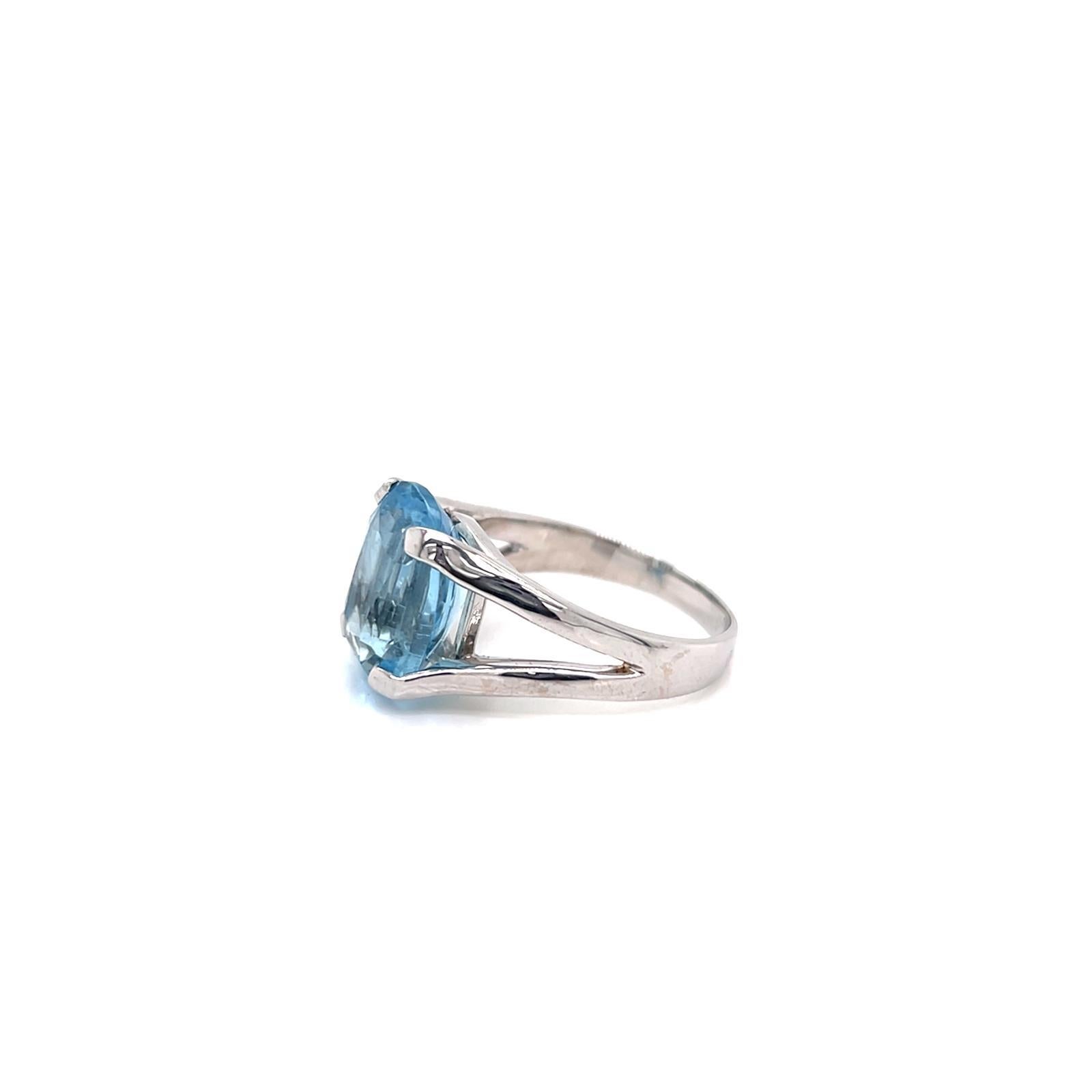 Bague en or blanc 18 carats avec aigue-marine de 8,02 carats taillée en coussin 

Faites une déclaration de sérénité avec cette époustouflante bague solitaire en aigue-marine de 8,02 carats à taille coussin, une véritable célébration de la clarté,