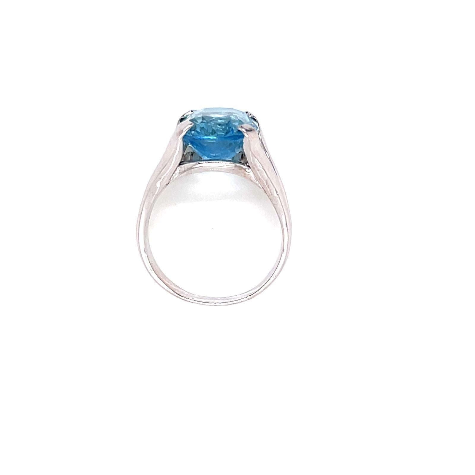 Contemporain Bague en or blanc 18 carats avec aigue-marine de 8,02 carats taillée en coussin en vente