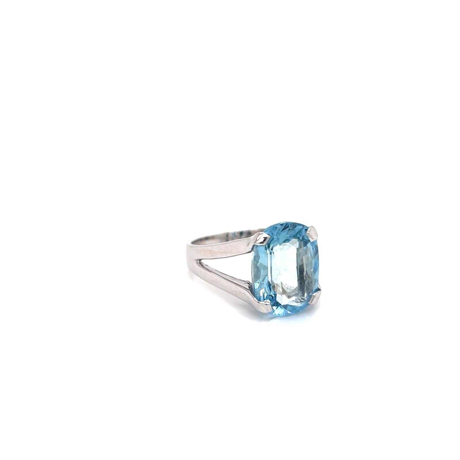 Taille coussin Bague en or blanc 18 carats avec aigue-marine de 8,02 carats taillée en coussin en vente