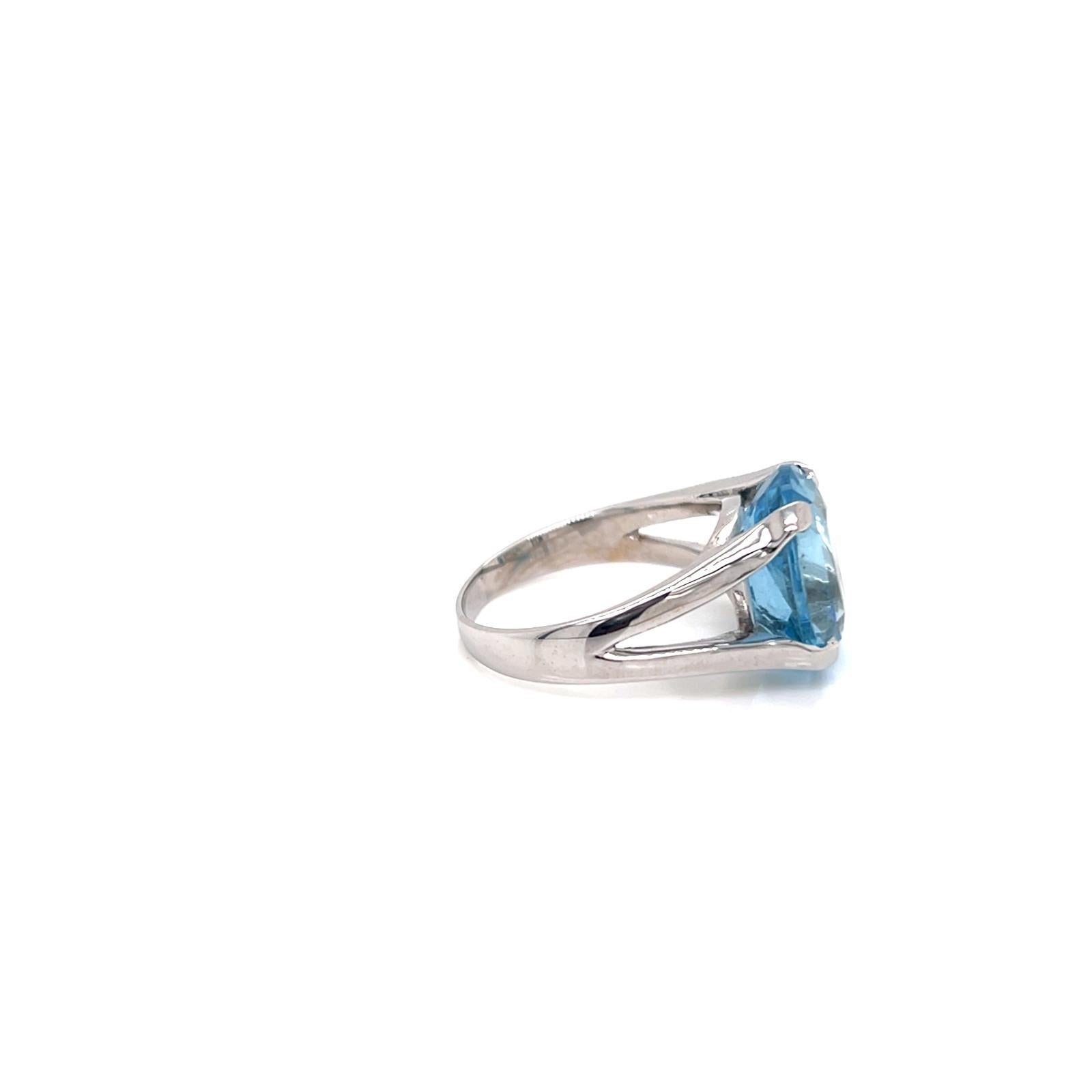 Bague en or blanc 18 carats avec aigue-marine de 8,02 carats taillée en coussin Neuf - En vente à London, GB