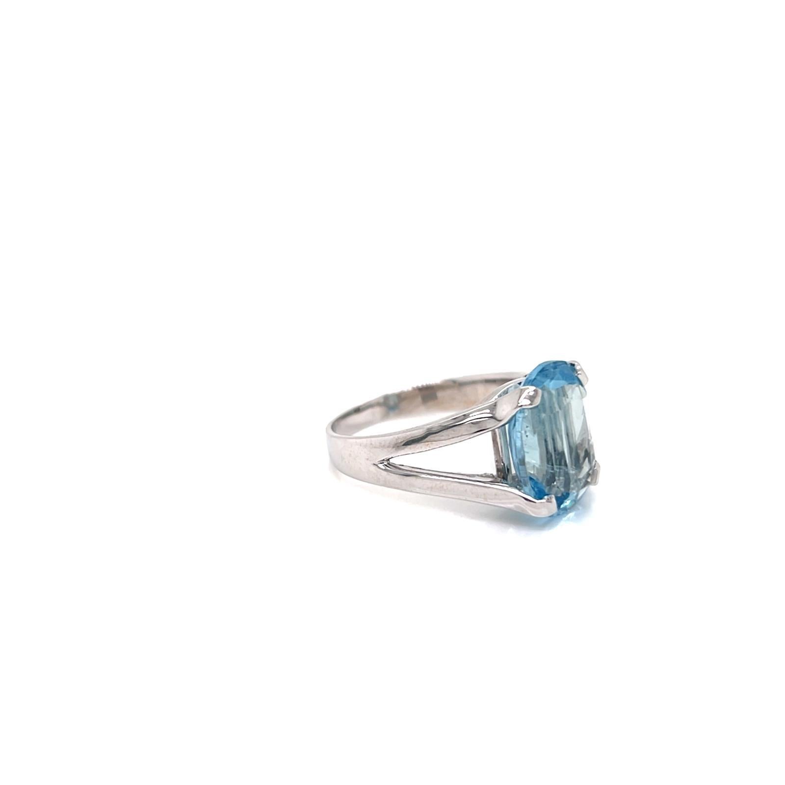 Bague en or blanc 18 carats avec aigue-marine de 8,02 carats taillée en coussin Unisexe en vente