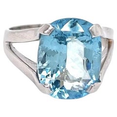 Bague en or blanc 18 carats avec aigue-marine de 8,02 carats taillée en coussin