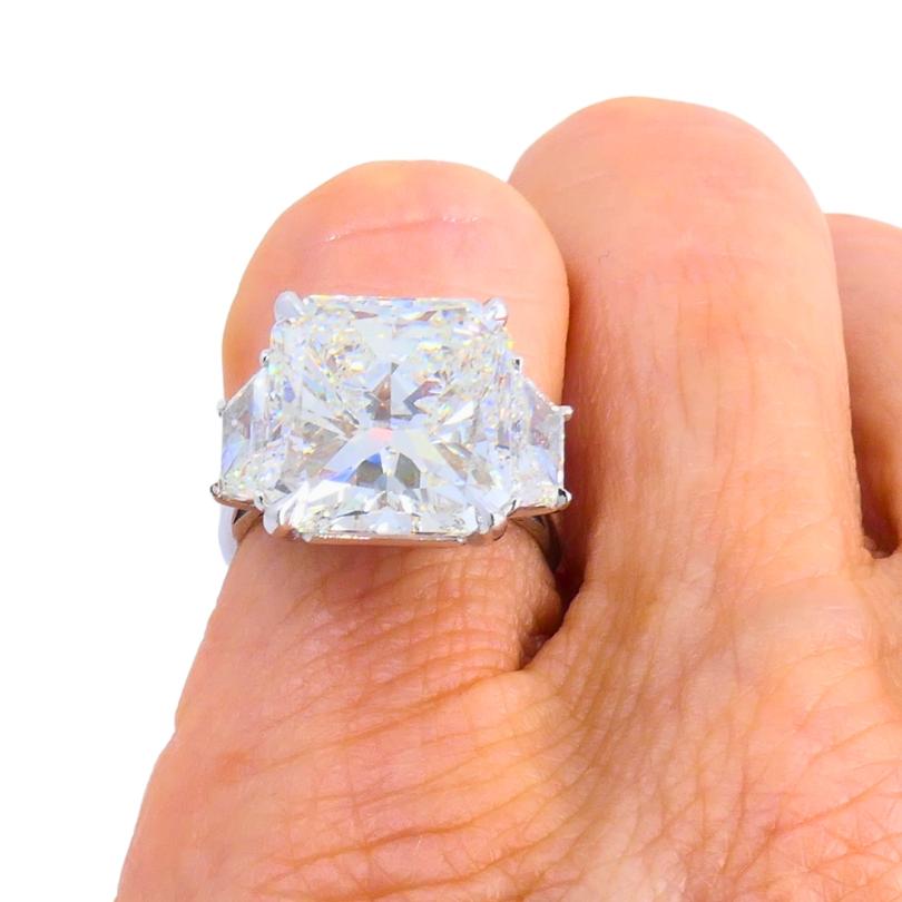 Bague moderne en or blanc 18 carats ornée d'un diamant rectangulaire modifié de taille brillant certifié par le GIA.
La taille brillant spécialisée combine l'élégance angulaire d'une forme émeraude avec l'éclat d'une taille brillant, donnant au