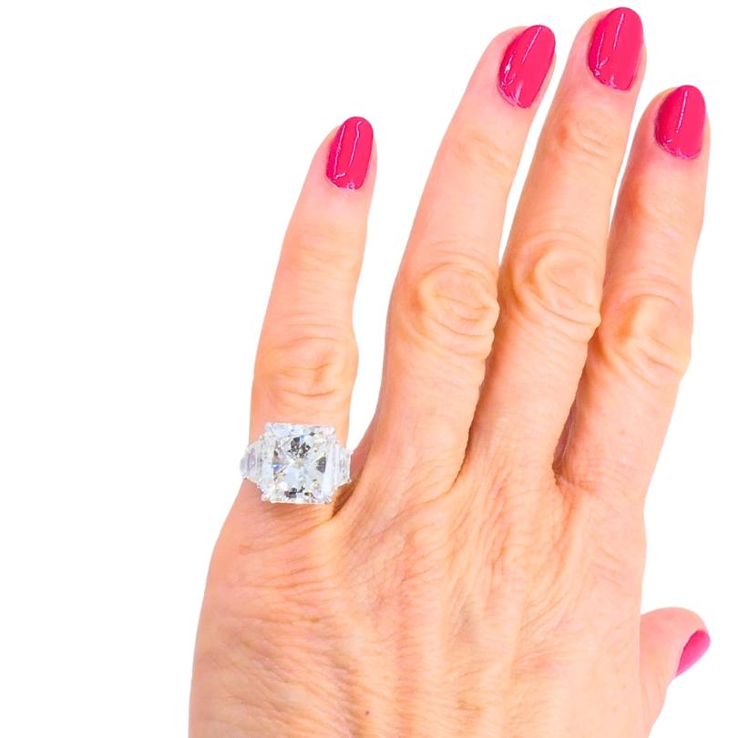 Bague à diamant de 8,02 carats certifiée par la GIA en or blanc 18k Bijoux modernes en vente 4
