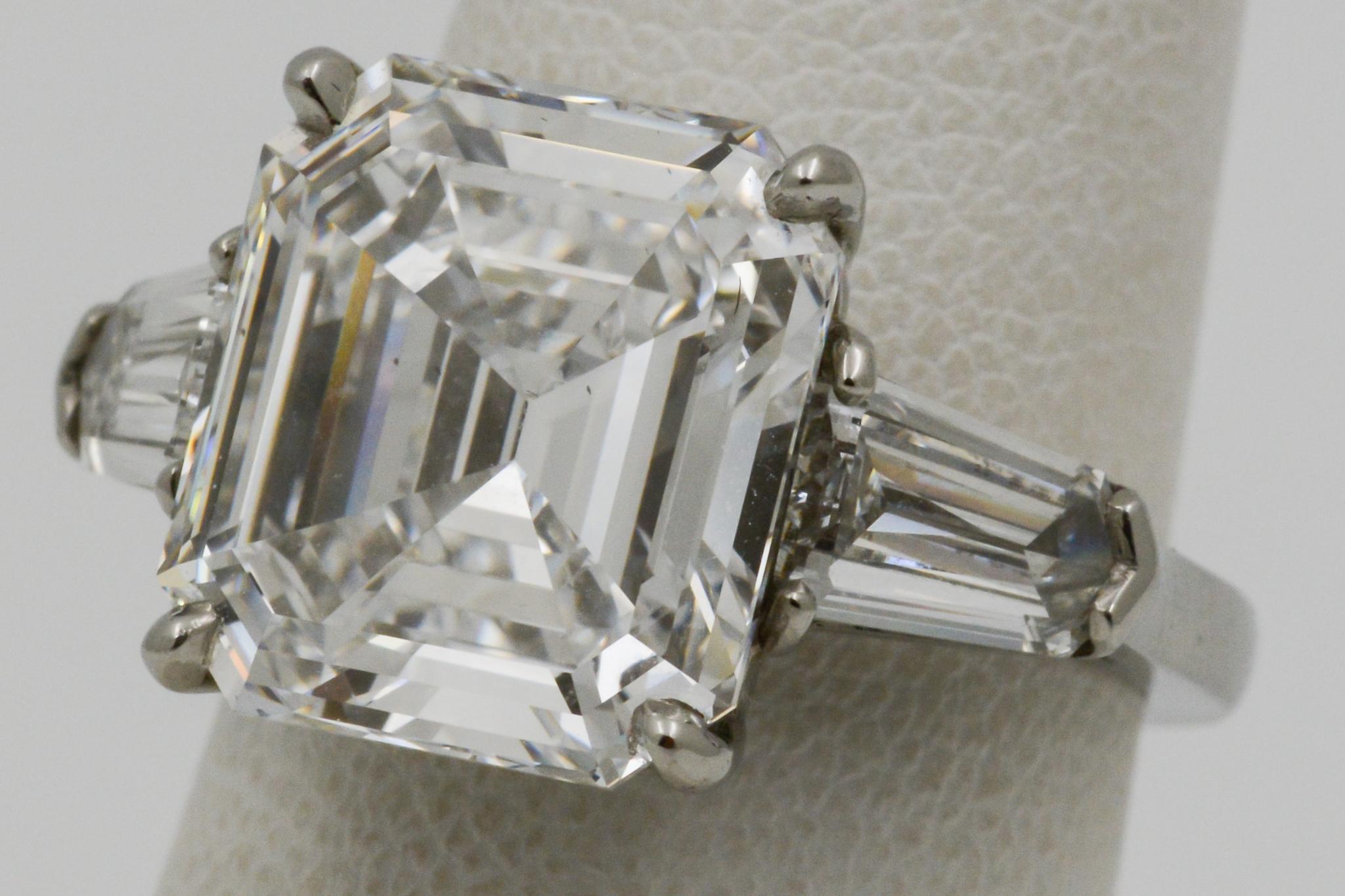 8.02 Carat GIA Three-Stone 8.02 Carat Emerald Cut Diamond Platinum Ring In Good Condition In Dallas, TX