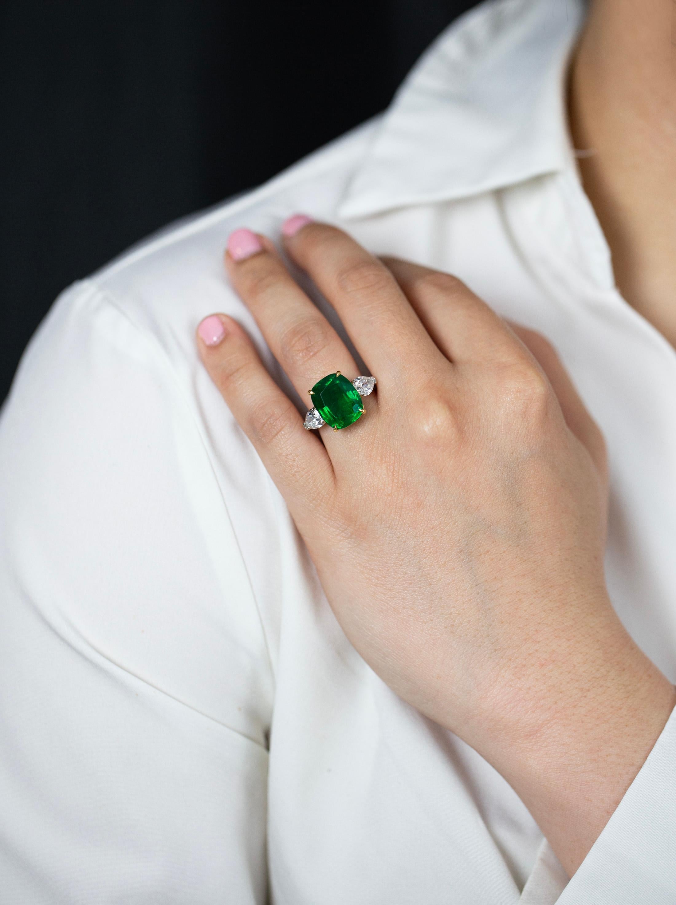 Contemporain Bague de fiançailles à trois pierres, émeraude verte et diamant, 8,02 carats, taille coussin en vente