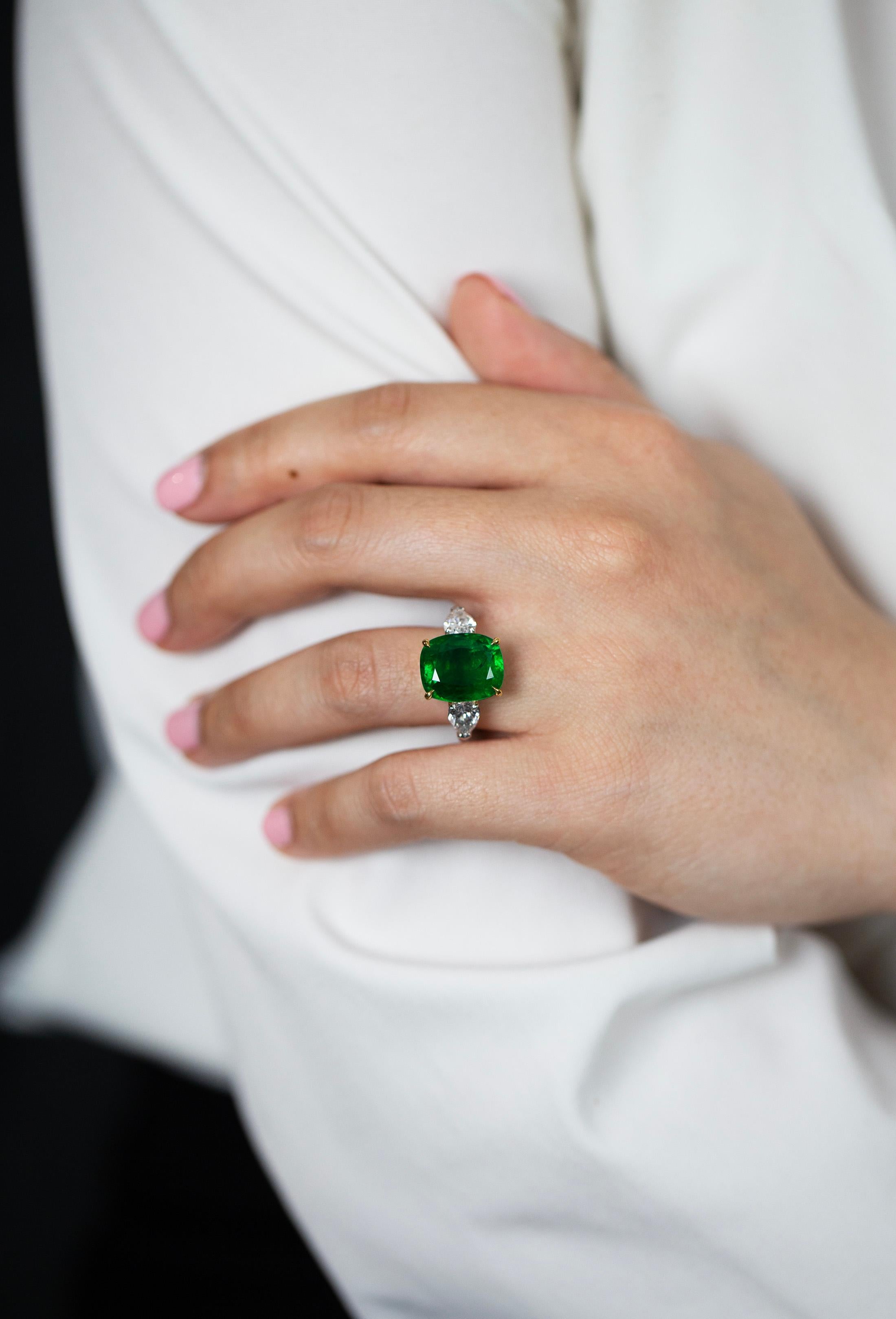 Taille coussin Bague de fiançailles à trois pierres, émeraude verte et diamant, 8,02 carats, taille coussin en vente