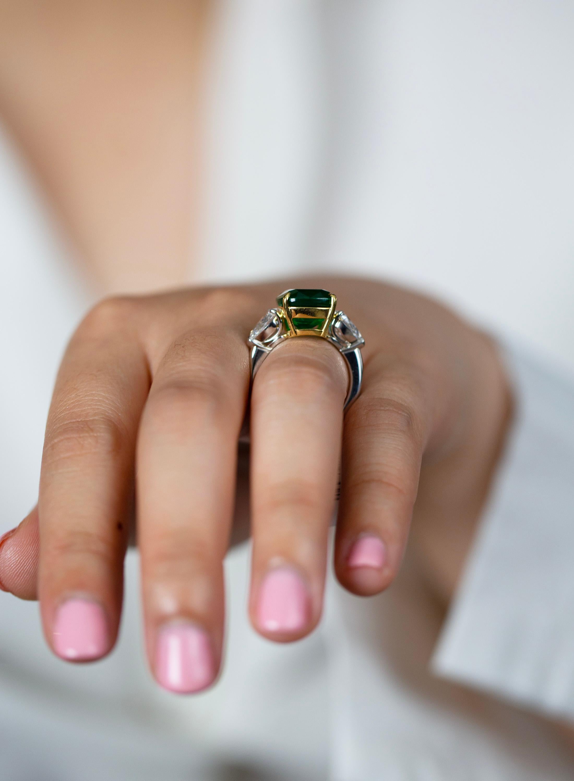 Bague de fiançailles à trois pierres, émeraude verte et diamant, 8,02 carats, taille coussin Neuf - En vente à New York, NY