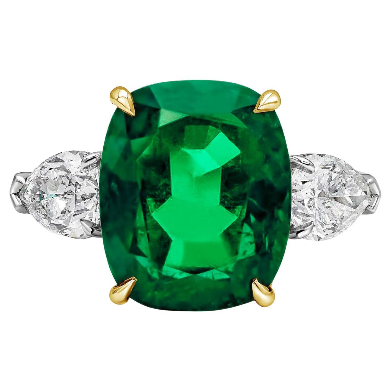Bague de fiançailles à trois pierres, émeraude verte et diamant, 8,02 carats, taille coussin en vente