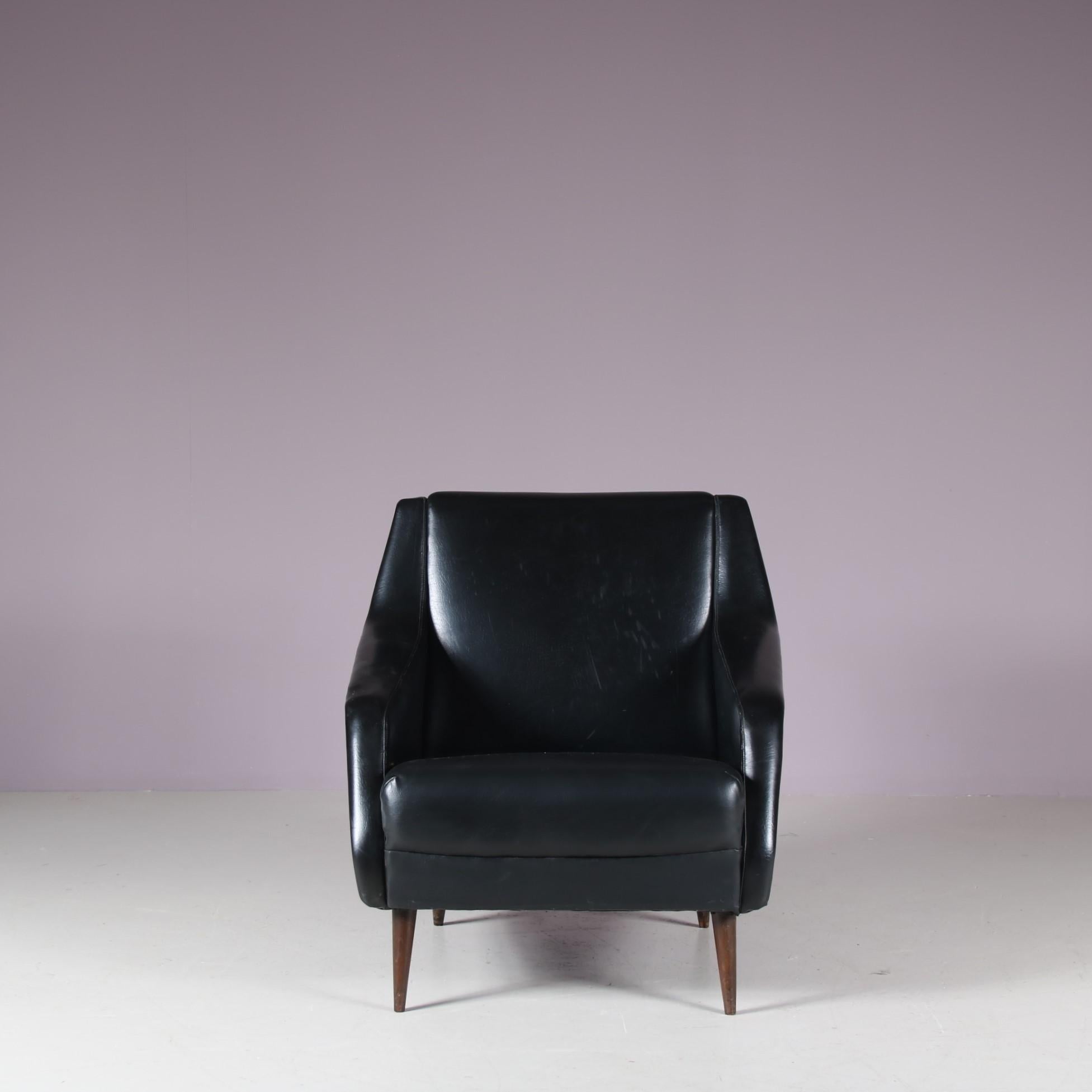 Ein wunderschöner Sessel, Modell 802, entworfen von Carlo Di Carli und hergestellt von Cassina in Italien um 1950.

Gepolstert mit hochwertigem schwarzem Skai (Kunstleder) auf tiefbraunen Holzbeinen. Dieses Möbelstück kombiniert Sitzkomfort mit