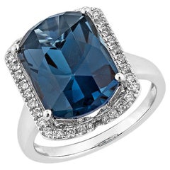 8,04 Karat Londoner Blautopas Ausgefallener Ring aus 18 Karat Weißgold mit Diamant.