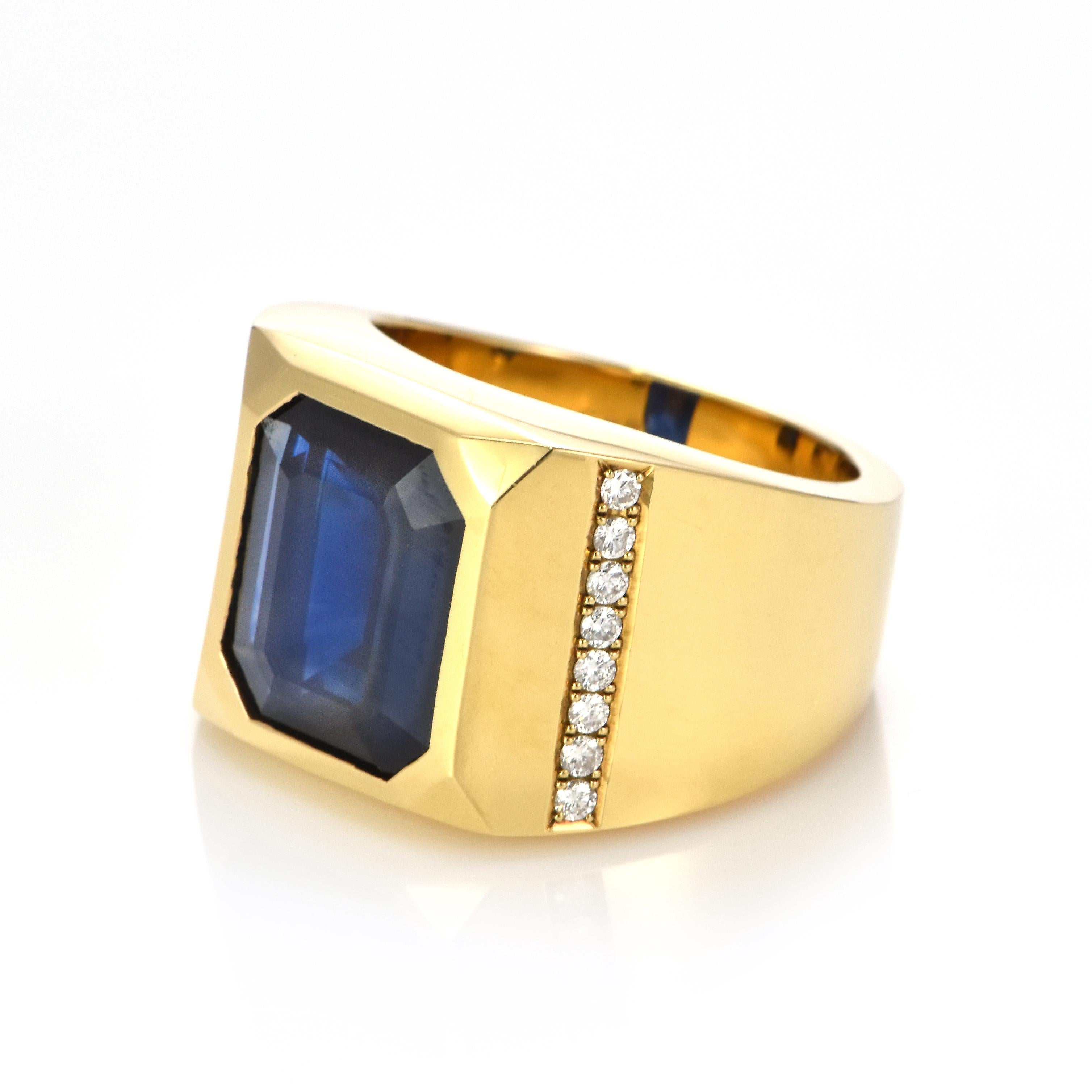 8.04 Carat Natural Blue Sapphire and Diamond Ring Made in 18 Karat Gold In Excellent Condition For Sale In Tokyo, JP