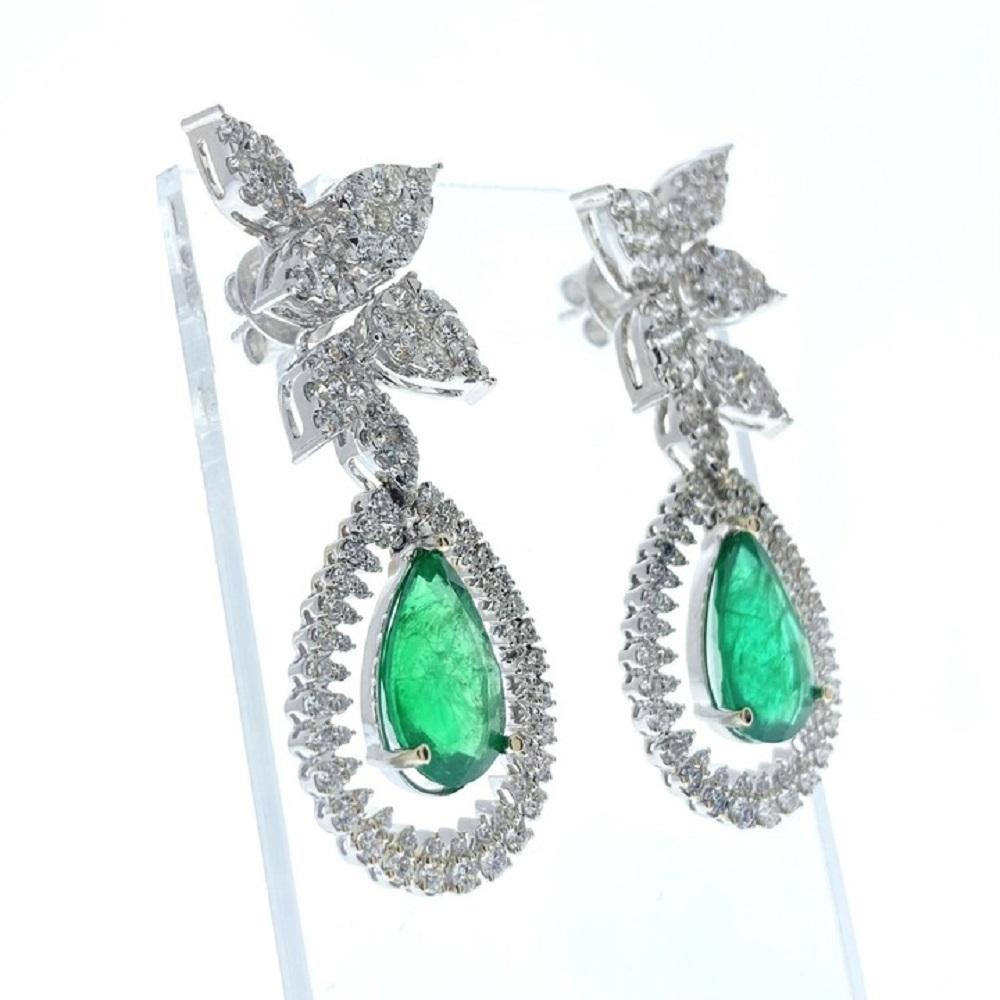 Ein Paar modische Ohrringe mit einem birnenförmigen Smaragd als Hauptstein, mit einem Gewicht von 8,04 Karat. Der Smaragd weist eine grüne Farbe auf, ein charakteristisches und sehr begehrtes Merkmal von Smaragden. Zusätzlich dienen 218 runde