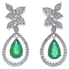 Boucles d'oreilles à la mode en or blanc 18 carats avec émeraude verte en forme de poire de 8,04 carats