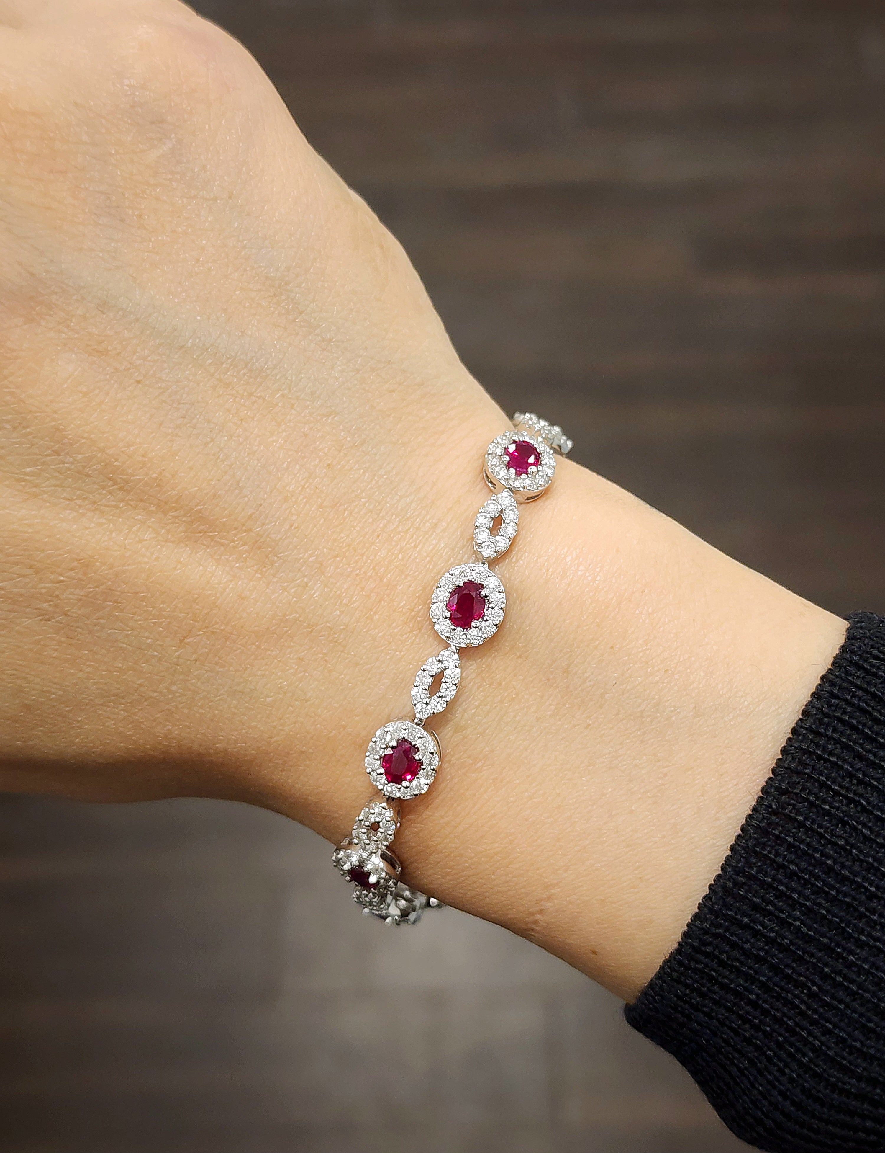 Pulsera de tenis de rubíes naturales y diamantes de 8,04 ct en venta