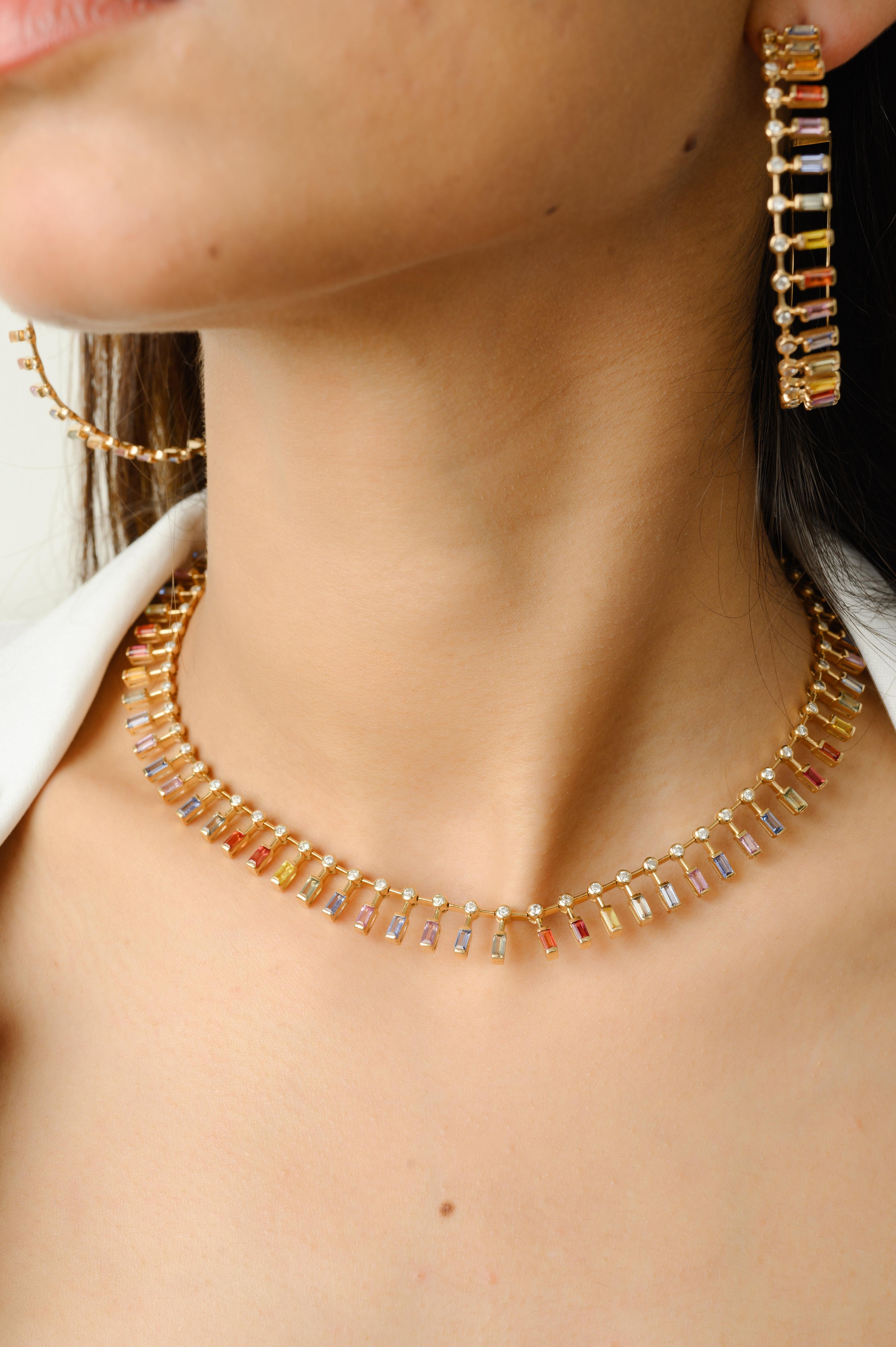Designer-Halskette mit mehreren Saphiren und Diamanten aus 14 Karat Gold mit mehreren Saphiren im Baguetteschliff und Diamanten im Rundschliff. Dieses atemberaubende Schmuckstück wertet einen Freizeitlook oder ein elegantes Outfit sofort auf.