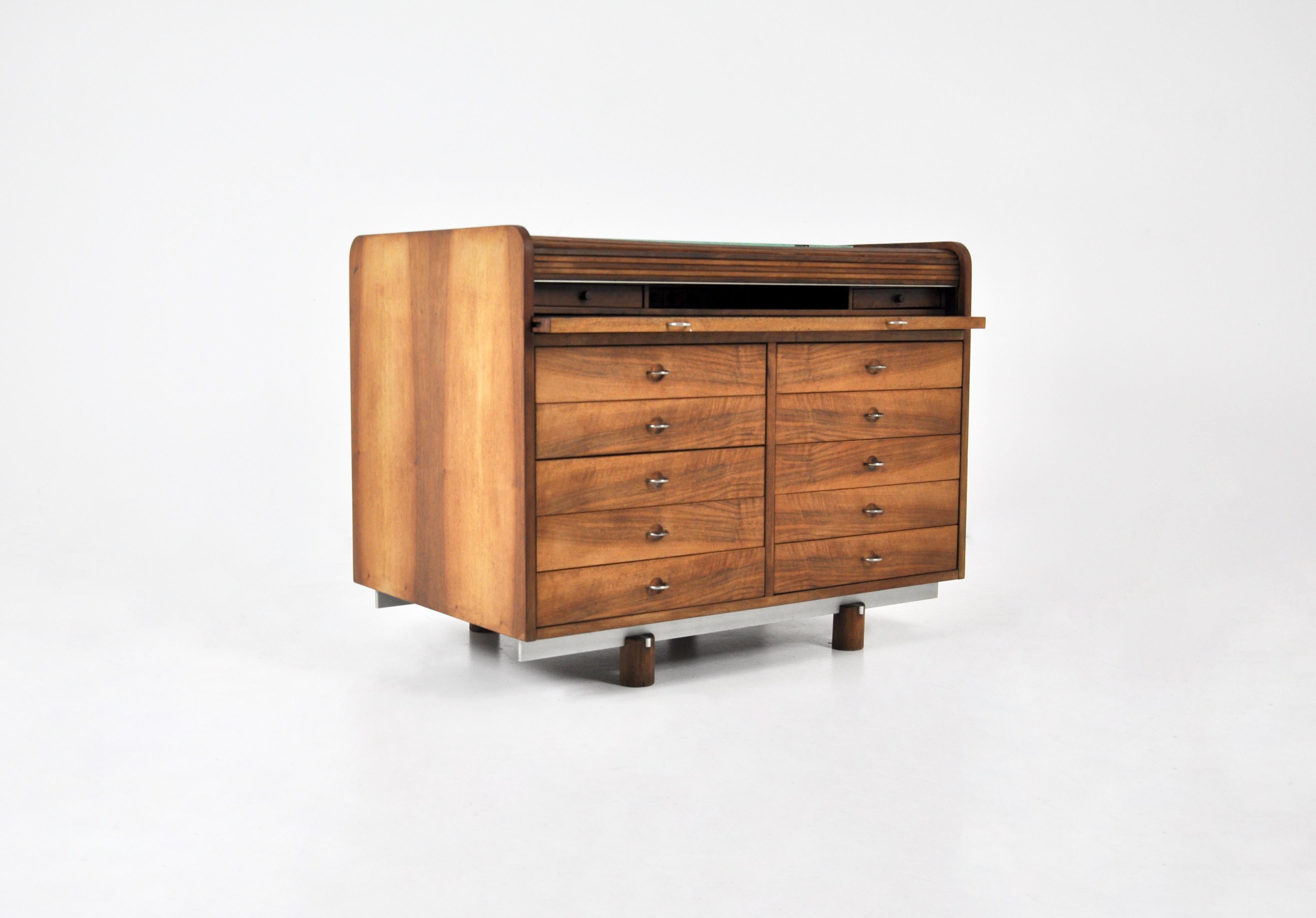 Bureau modèle 804 de Gianfranco Fattini.  Le roll top s'ouvre en tirant sur la surface d'écriture incrustée de cuir. Deux étagères en verre se trouvent à l'arrière.  Sur le dessus, il y a une tablette en verre sur laquelle vous pouvez poser des