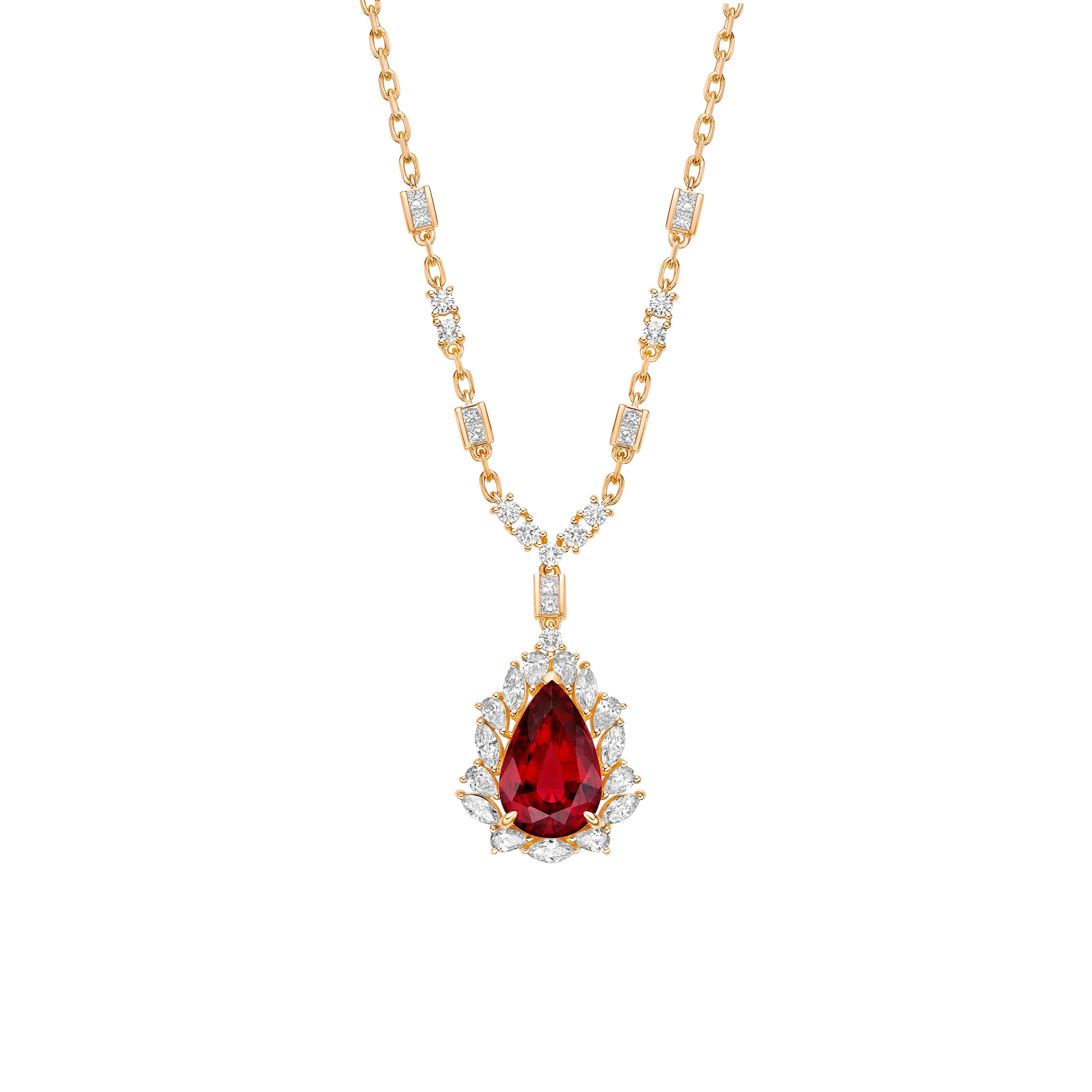 Sunita Nahata präsentiert ein exquisites diamantbesetztes Rubellit-Schmuckset, das Anmut und Eleganz ausstrahlt. Dieses exquisite Set aus 18 Karat Gelbgold ist ideal für jeden besonderen Anlass, denn es verbindet traditionelle Eleganz mit modernem