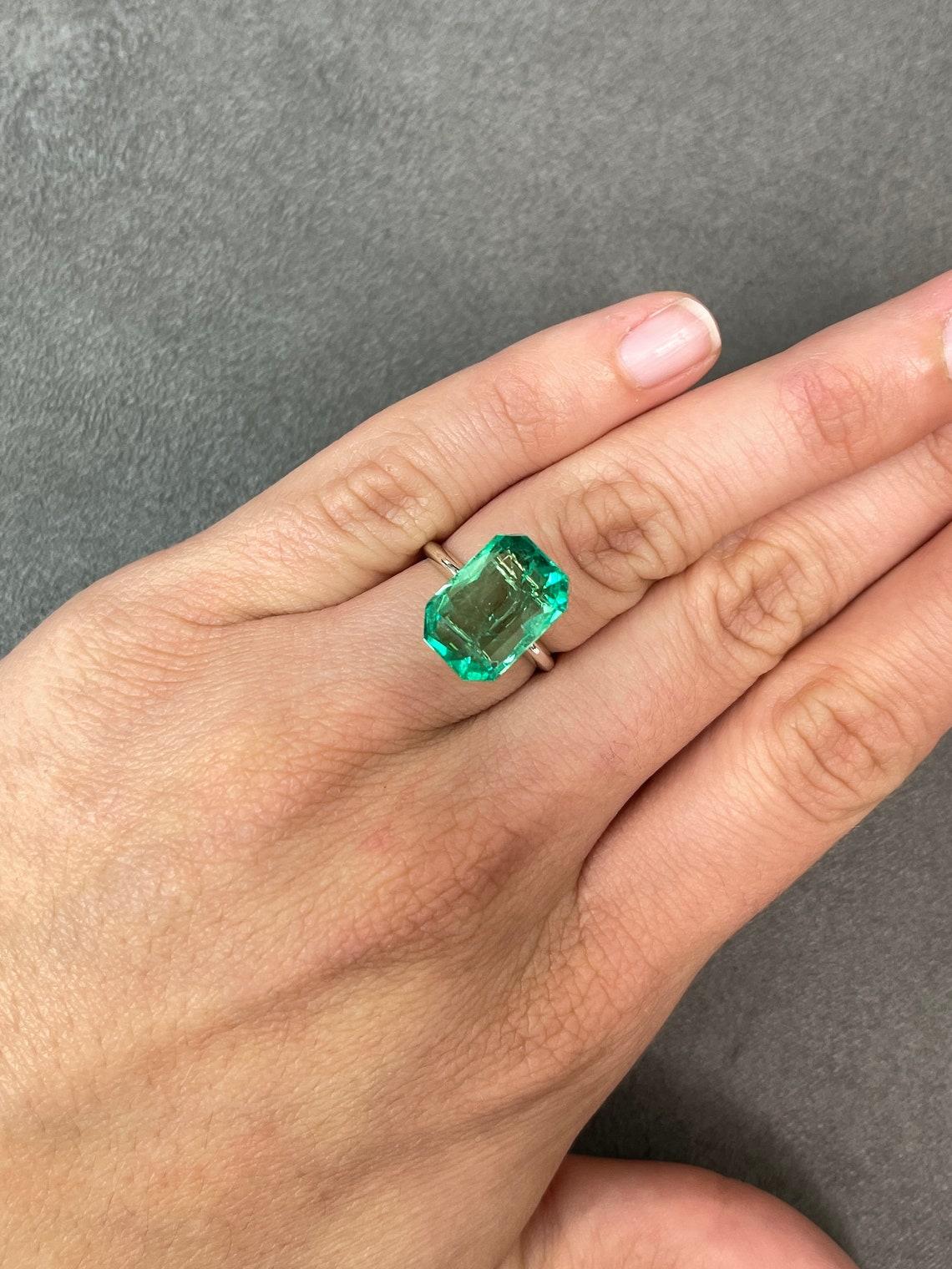 Women's or Men's 8.04ct Large Medium Green Classic Emerald Cut Colombian Gem Genuine May For Sale
