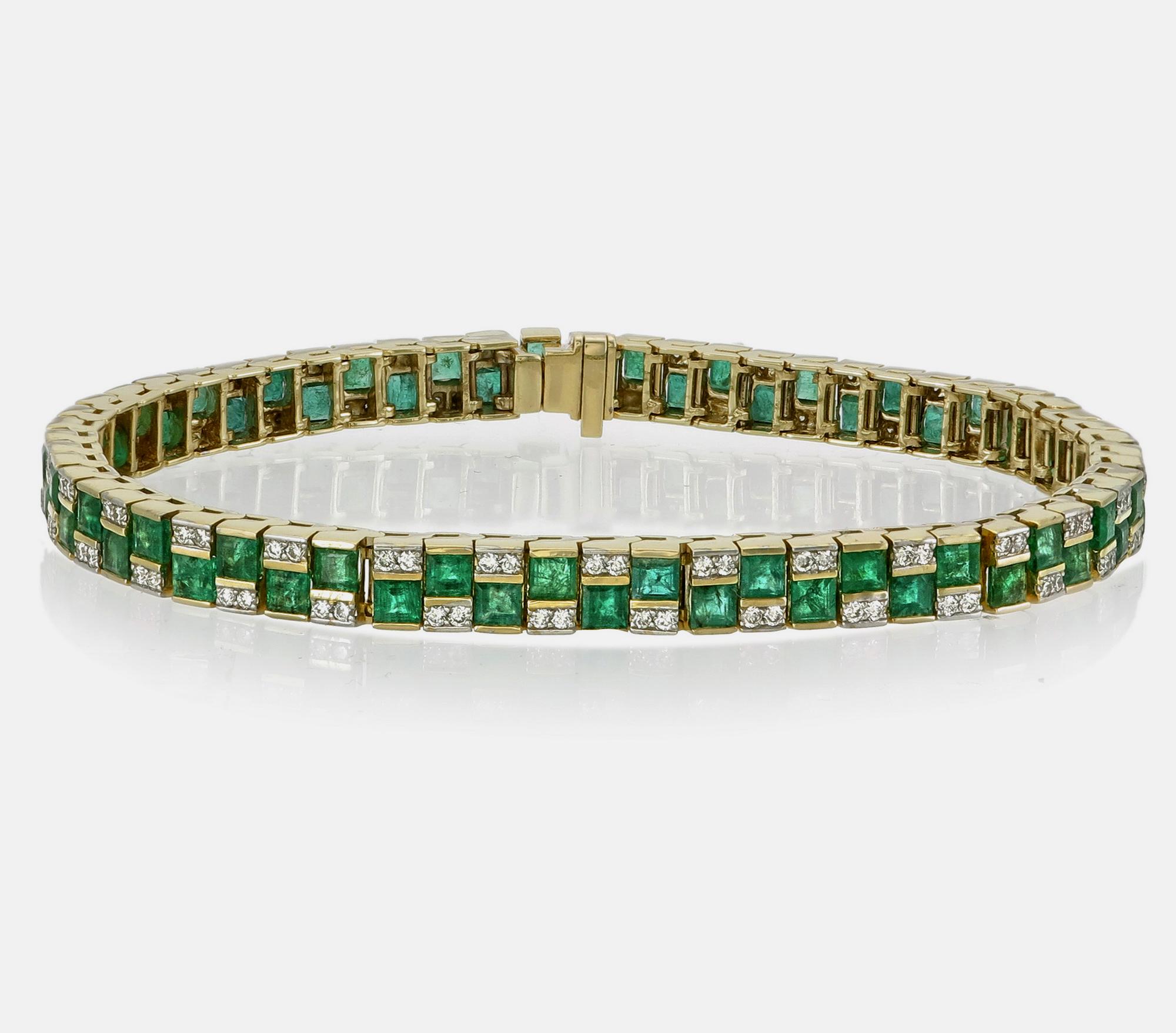 Ein eleganter Smaragd  und Diamant-Ohrringe von REWA Jewels werden in Handarbeit aus 18 Karat Weißgold gefertigt.

Es hat 60 Stücke von Old cut Emerald  mit einem Gewicht von etwa 8.05 Karat.

Besetzt mit 120 runden Diamanten mit einem Gewicht von