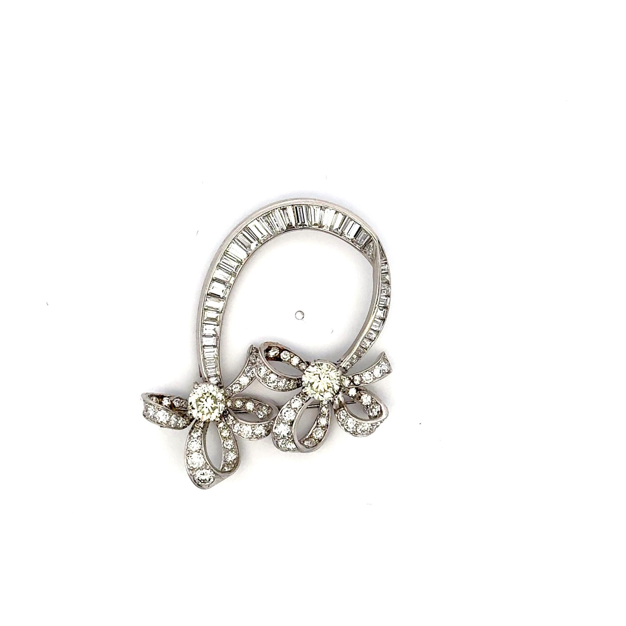 Spilla in platino da 8,05 carati con diamante rotondo brillante O-I VS e a forma di baguette in vendita 2