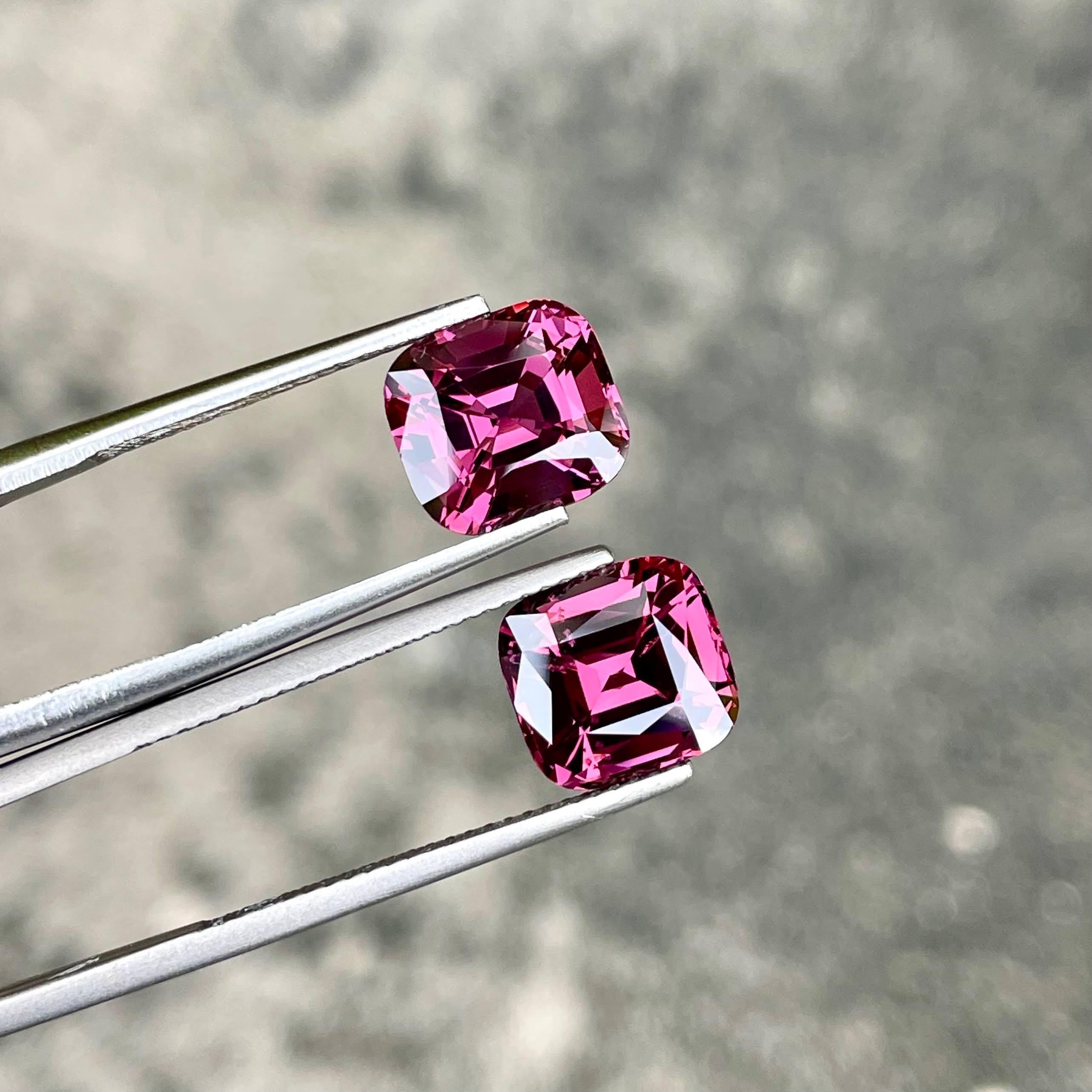 Peso 8,05 quilates 
Dimensiones 9,4x8,7x6,1 mm (+-)
Tratamiento ninguno 
Origen Tanzania 
Claridad VVS
Cojín de forma 
Cortar cojín de fantasía 



Esta exquisita espinela rosa violácea de 8,05 quilates es un impresionante ejemplo de belleza