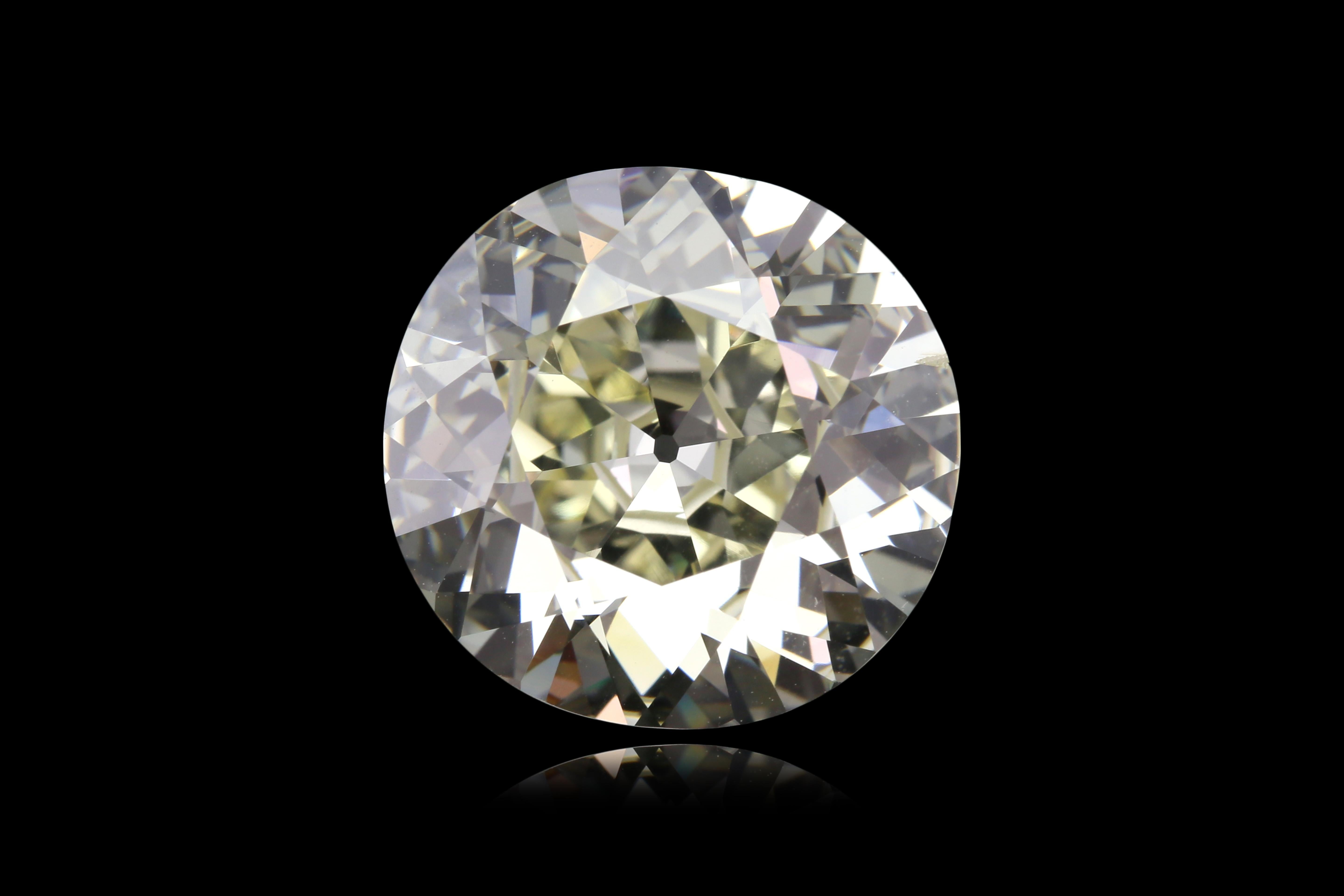D'une présence remarquable et d'un charme antique, ce diamant taille européenne ancienne de 8,06 carats témoigne de la beauté durable de l'artisanat d'époque. Classée Q-R en couleur et VS1 en clarté par des experts, la pierre offre une teinte chaude