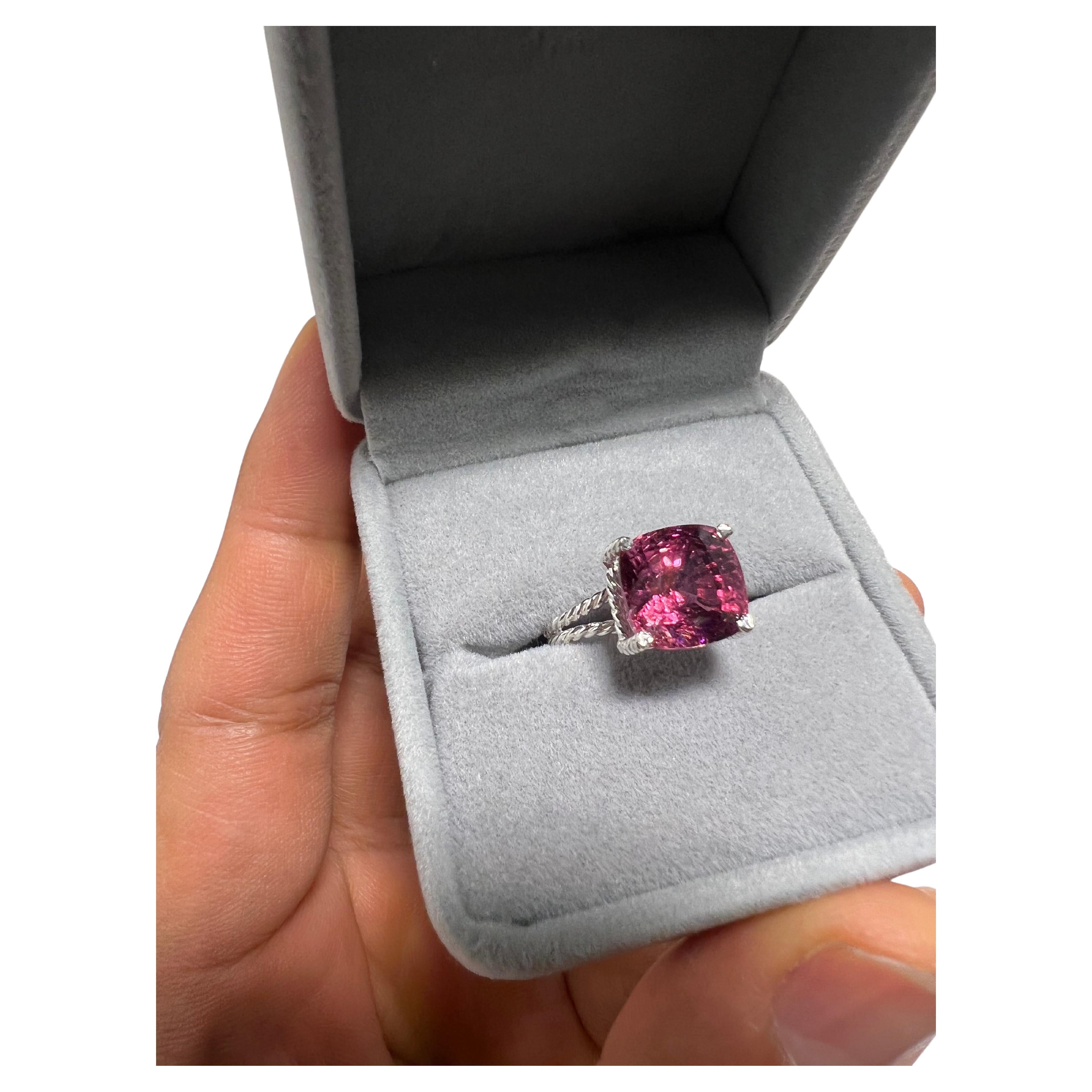 Dieser sehr schöne seltene 8ct vivid purplish Red Spinel Ring wurde in 925 Sterling Silber gefasst. Aber ich kann mir vorstellen, dass er mit einem Platinband🥰 😌 mit lupenreinen D-Diamanten besetzt ist. Es wird besonders schön sein. Dieser