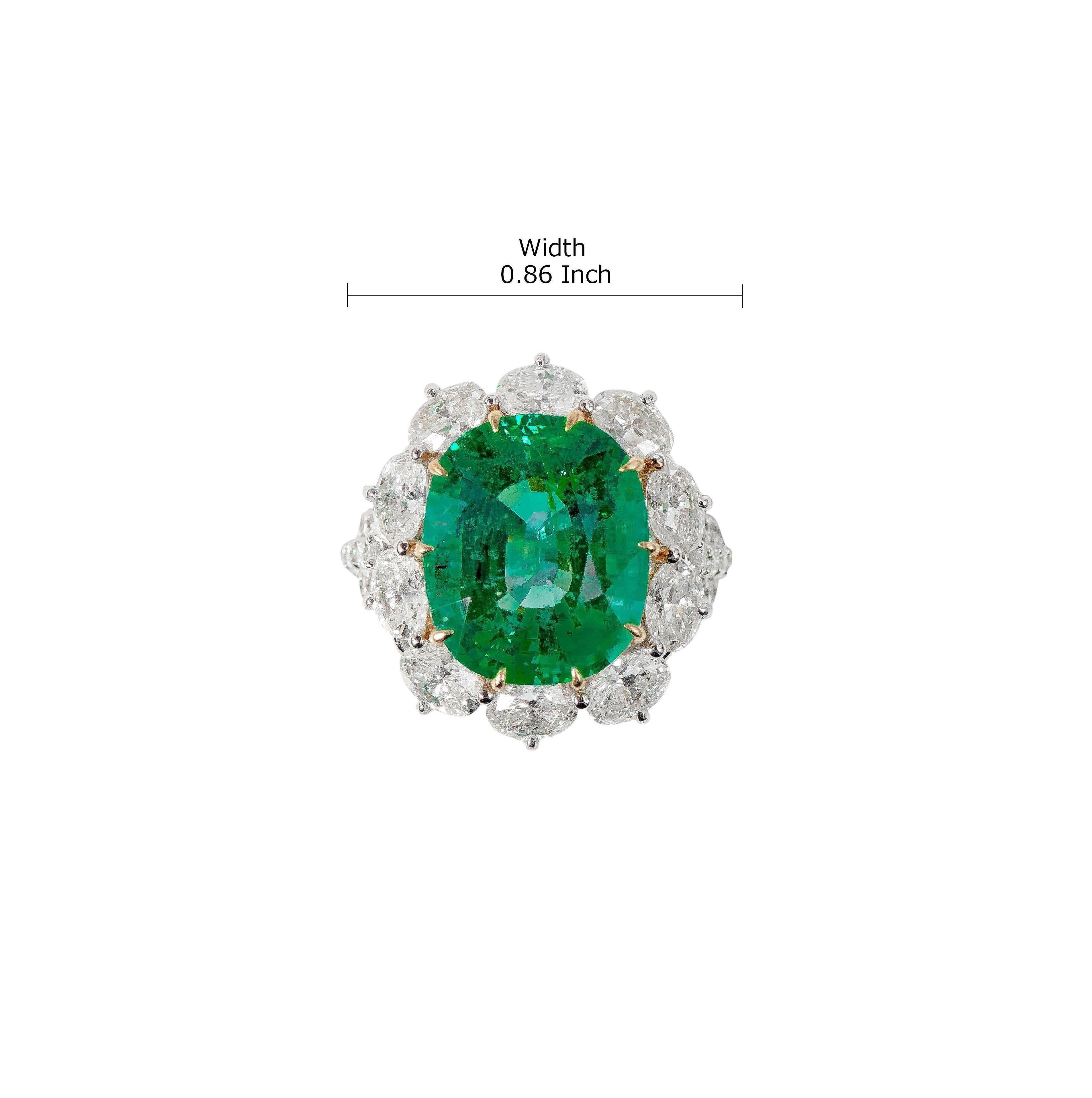 18 Karat Gold 8.08 Carat Natural Emerald with Diamond Cocktail Ring In New Condition For Sale In Jaipur, IN