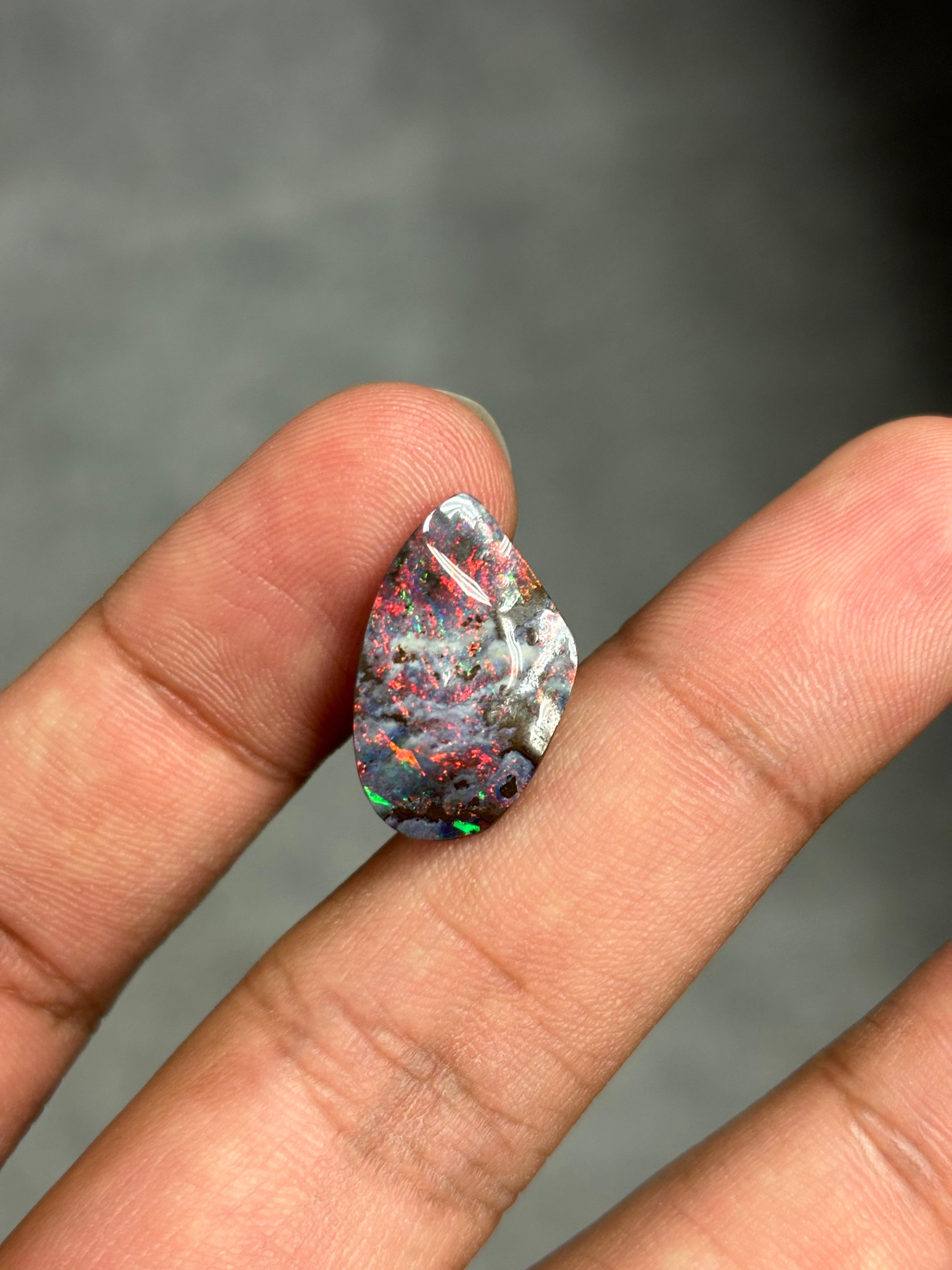 Questo pezzo è un'imponente e straordinaria Opale da 8,08 Carati, dalla forma unica e affascinante, con una tonalità grigia e rossa. L'opale è una gemma unica e affascinante, nota per i suoi giochi di colore, ovvero una serie mutevole di sfumature