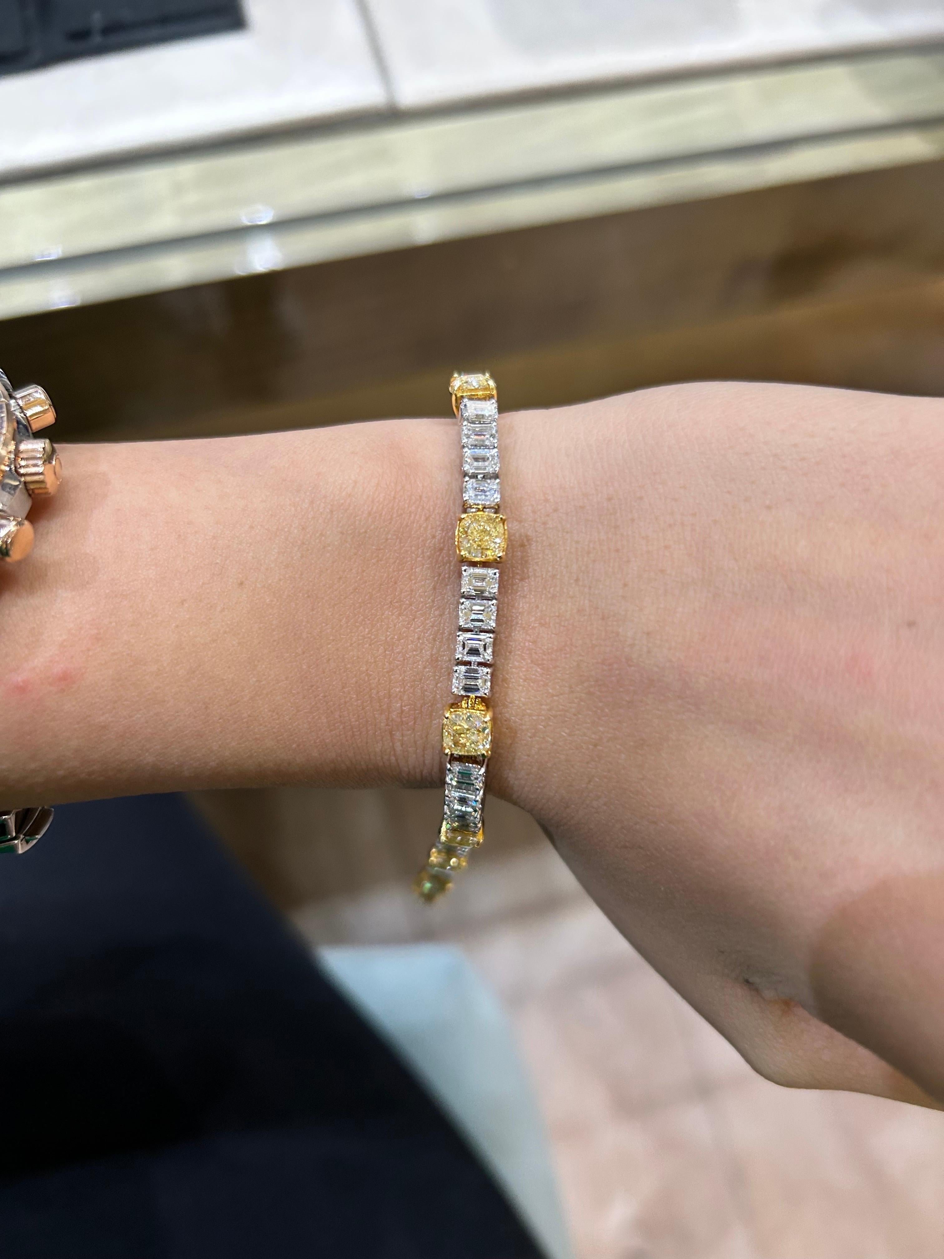 8.08 Carat Yellow Diamond and  7.85 Carat White Diamond Bracelet In New Condition For Sale In Bangkok, Thailand