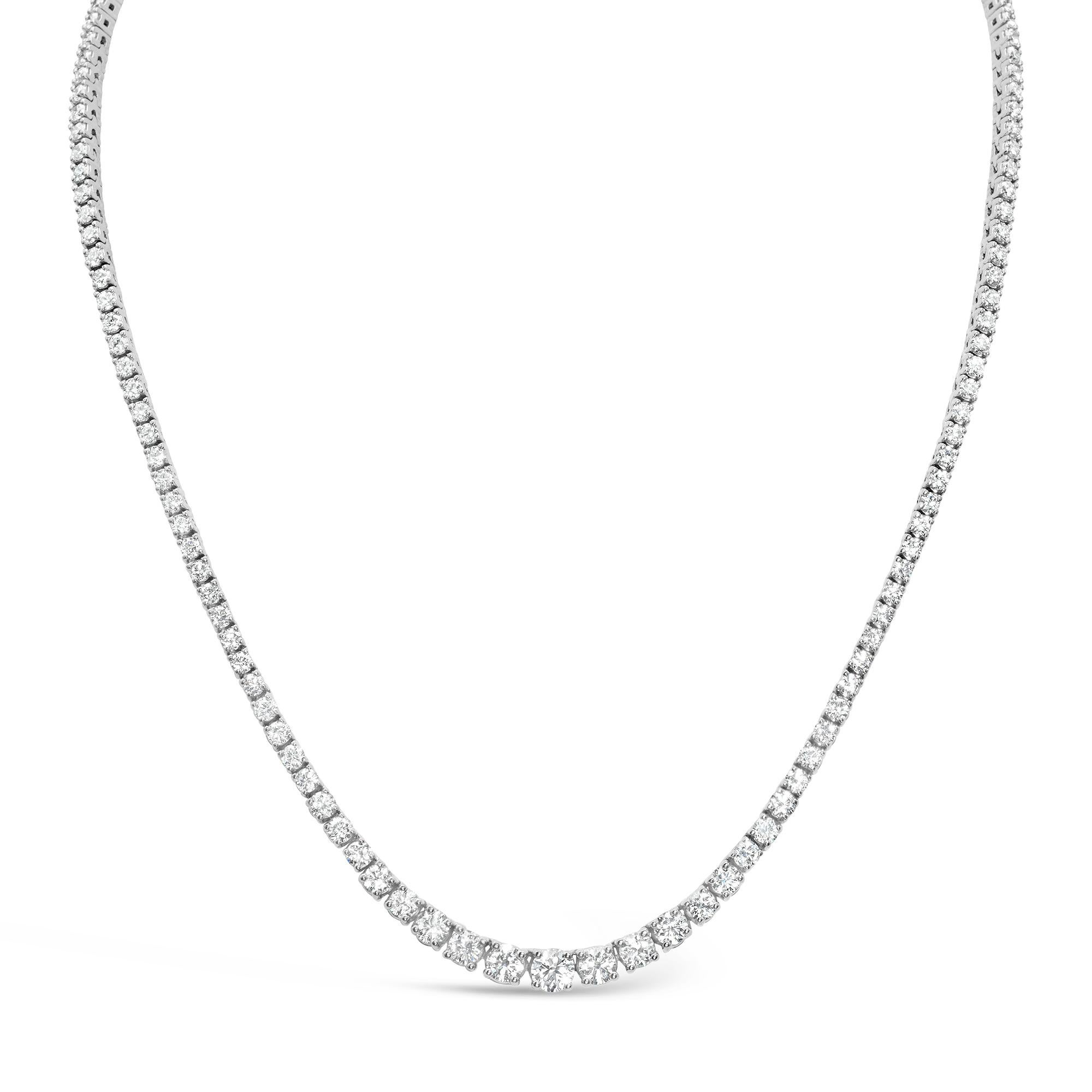 Un'elegante collana riviera, con 145 diamanti rotondi graduali taglio brillante per un peso totale di 8,08 carati con colore F e purezza VS, ciascuno incastonato in una montatura a quattro punte. I diamanti aumentano di dimensione man mano che