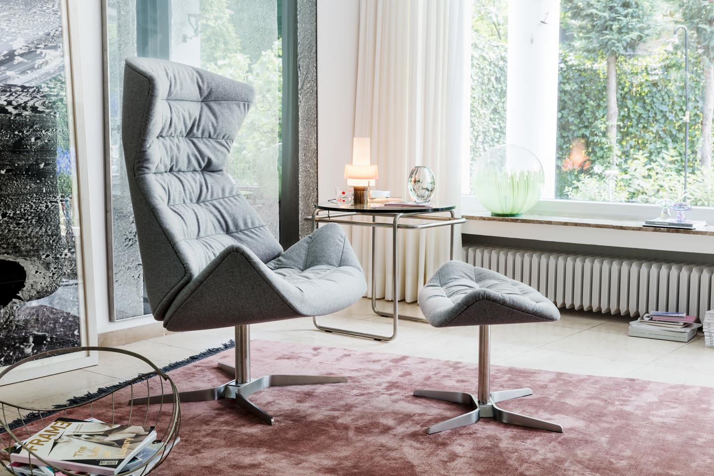 RANGE 808
With the range 808, Munich based design studio Formstelle has created a lounge chair that combines maximum comfort with numerous possibilities for individualization. The lounge chair 808 plays with the contrast between a protective shell