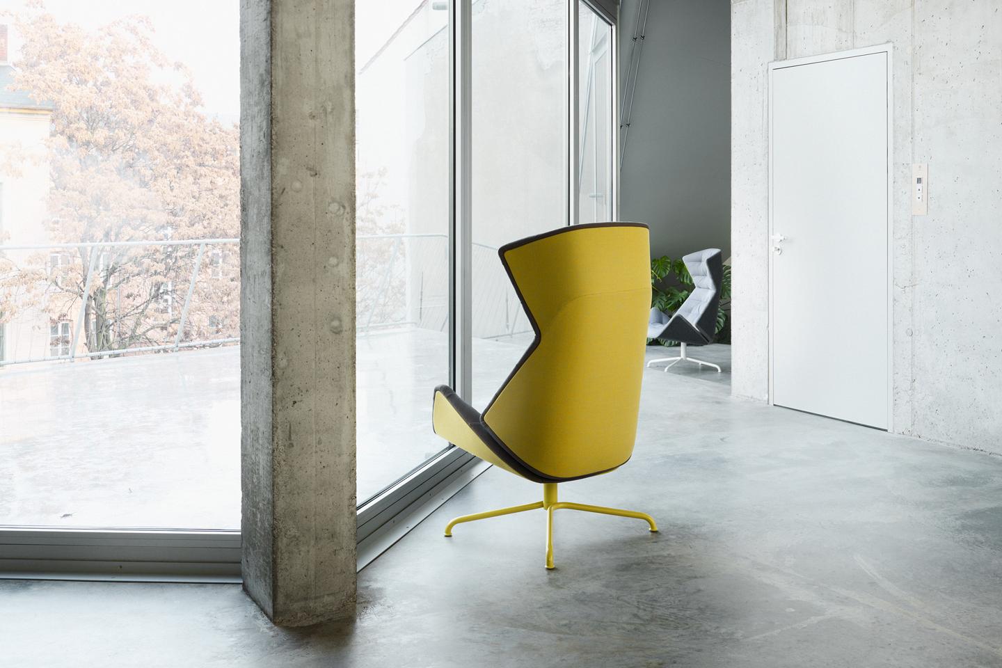 Fauteuil de salon pivotant en cuir 808 avec pouf conçu par Formstelle en vente 1