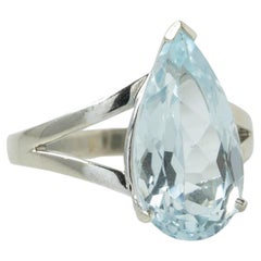 8.09ct Aigue-marine solitaire coupe poire, manchette fendue, or blanc 14k