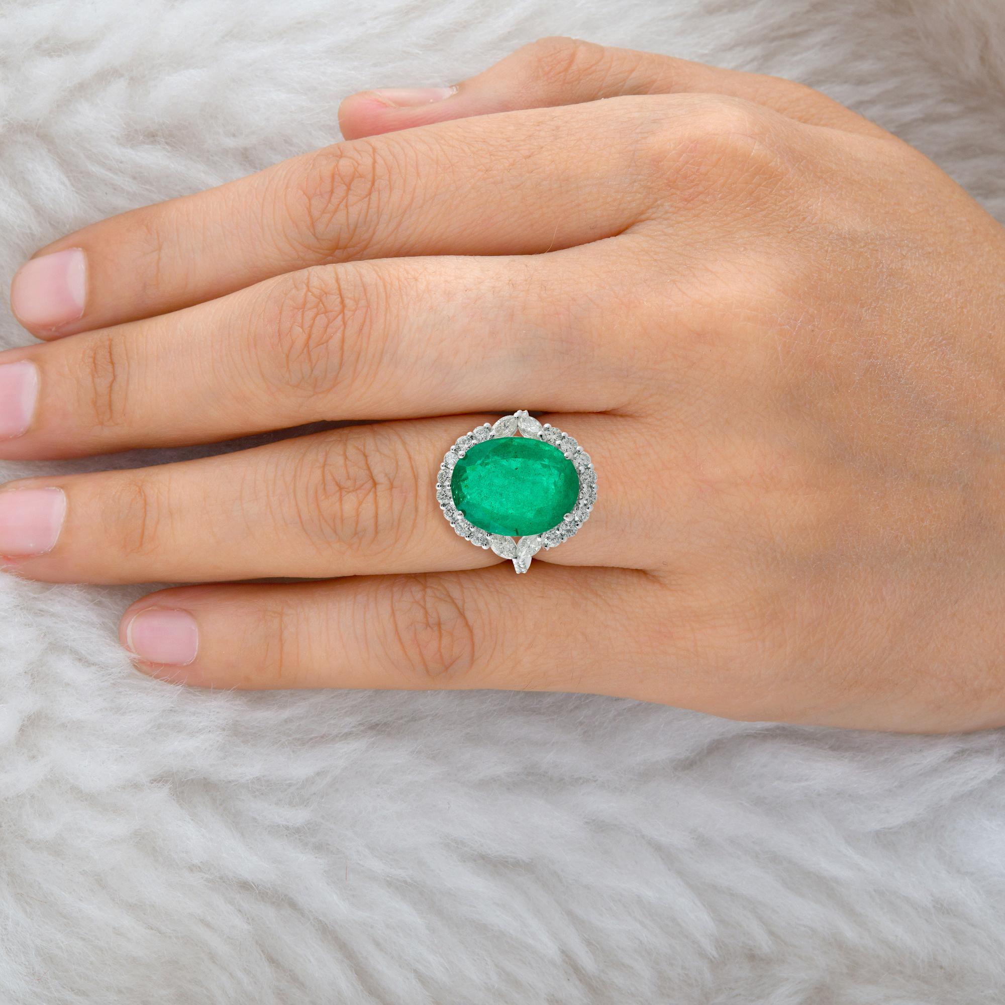 Im Angebot: 8,09 Karat sambischer Smaragd 1,55 Karat diamantener Halo-Cocktailring 14 Karat Weißgold () 2