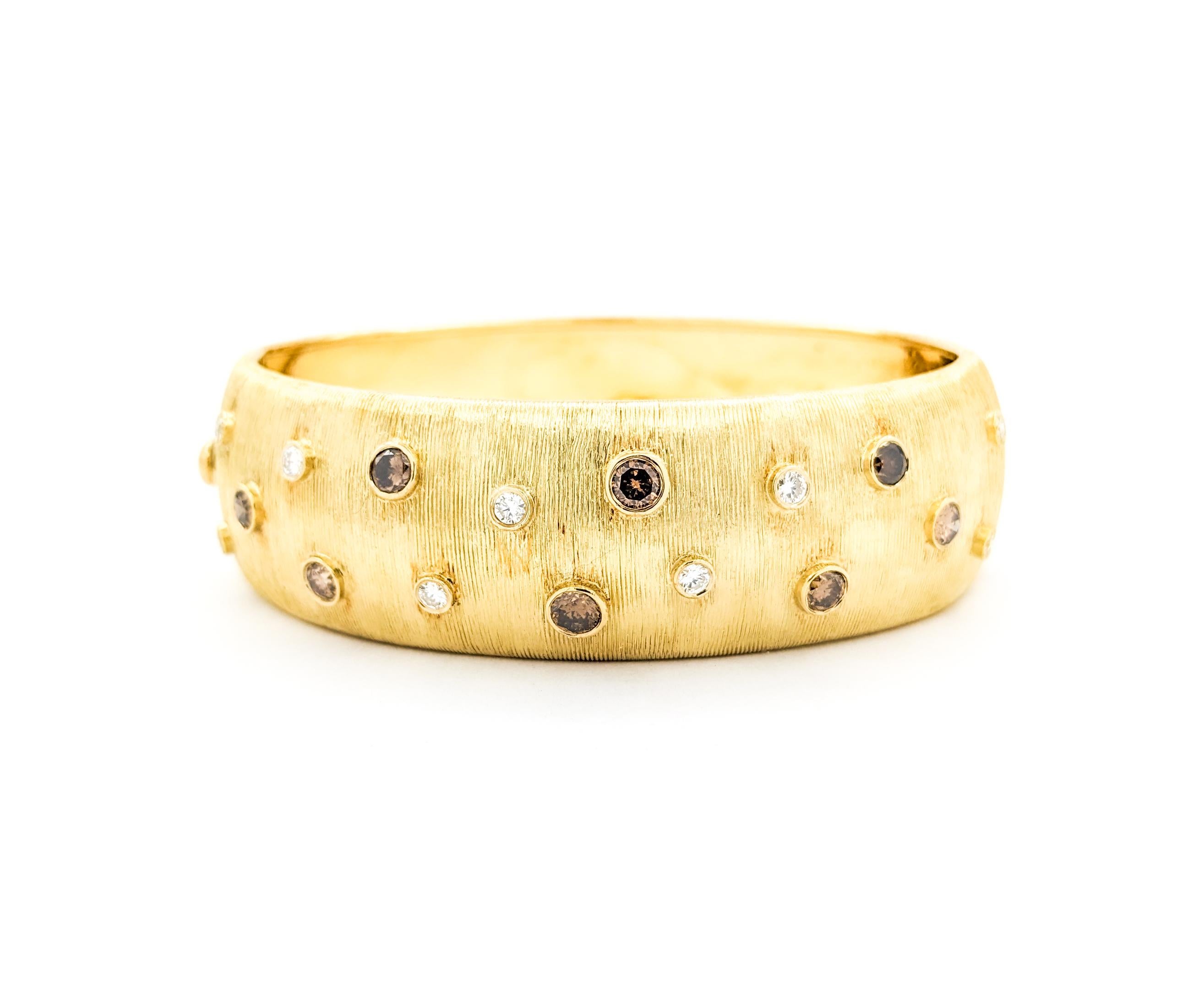 .80ctw Brown Diamond & .36ctw White Diamond Rudolph Friedmann Hinged Bangle Bracelet In Yellow Gold

This luxurious Rudolph Friedmann Hinged Bangle Bracelet, exquisitely crafted in 18kt yellow gold, showcases an elegant design enhanced by .36ctw of