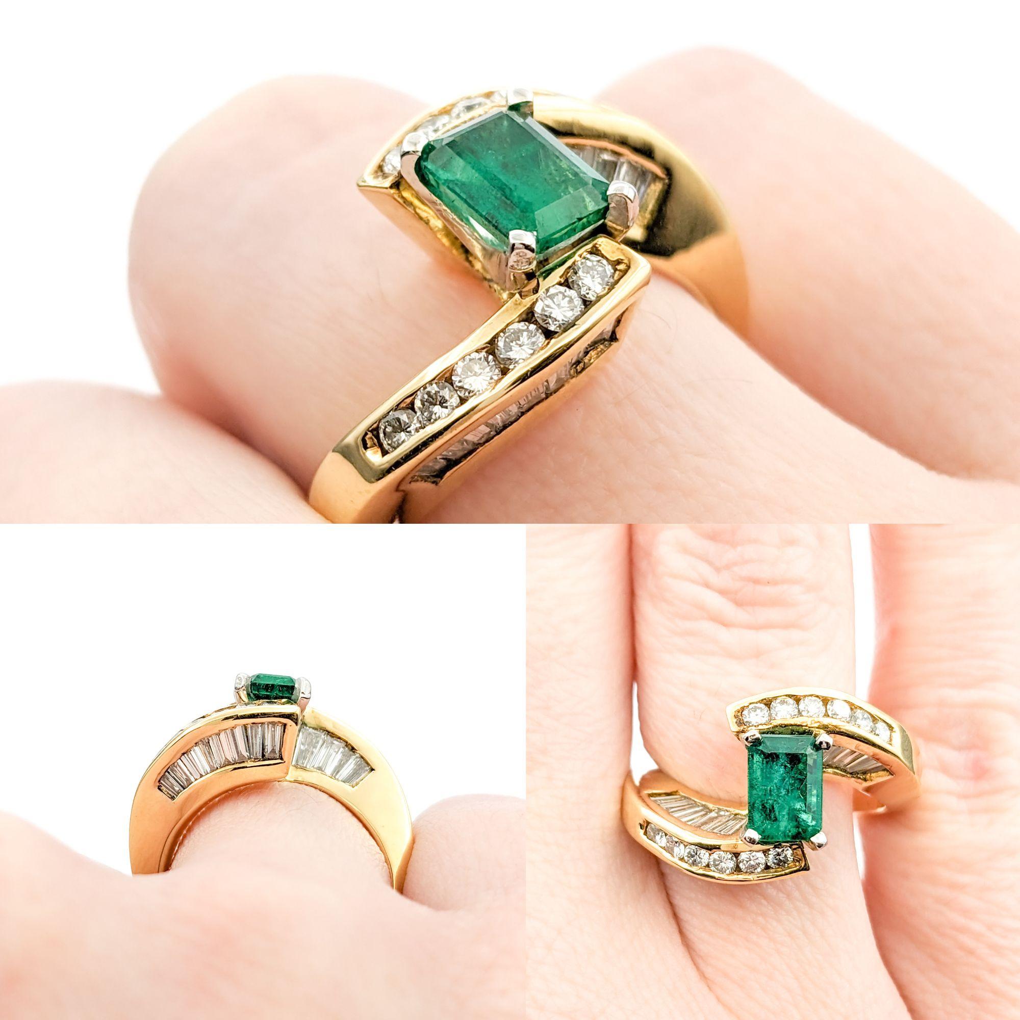 Hervorragender Bypass-Ring mit 18 Karat Smaragd und Diamant

Gönnen Sie sich die luxuriöse Schönheit dieses exquisiten Rings aus 18 Karat Gelbgold, der mit 1,50 ct schillernden runden und Baguette-Diamanten besetzt ist. Die funkelnden Diamanten