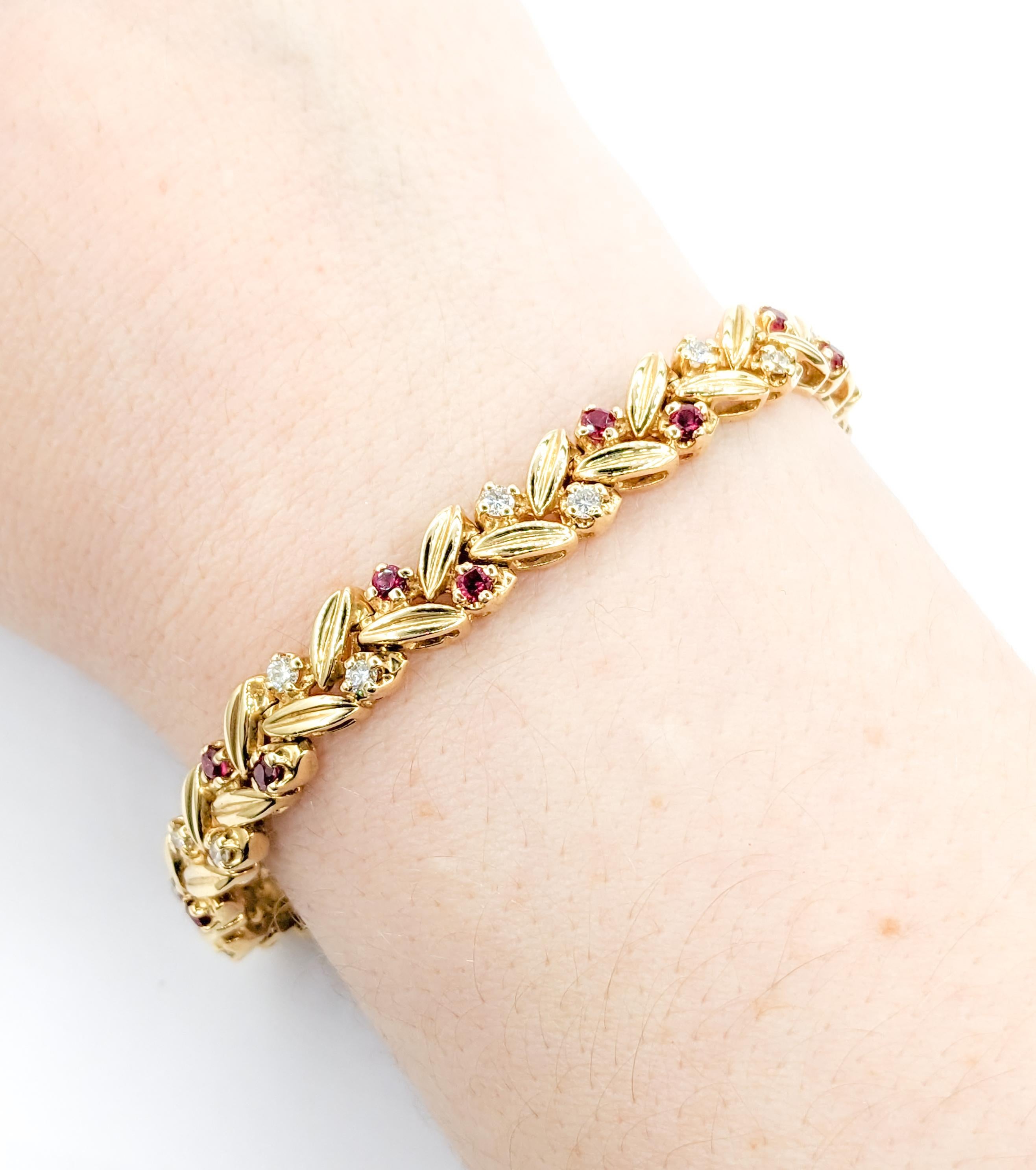 .80ctw Rubine & .65ctw Diamanten Armband in Gelbgold

Entdecken Sie die Anziehungskraft dieses exquisiten Armbands, das meisterhaft aus 14-karätigem Gelbgold gefertigt ist. Dieses Stück zeigt .65ctw von runden Diamanten mit SI2 Klarheit und J-K