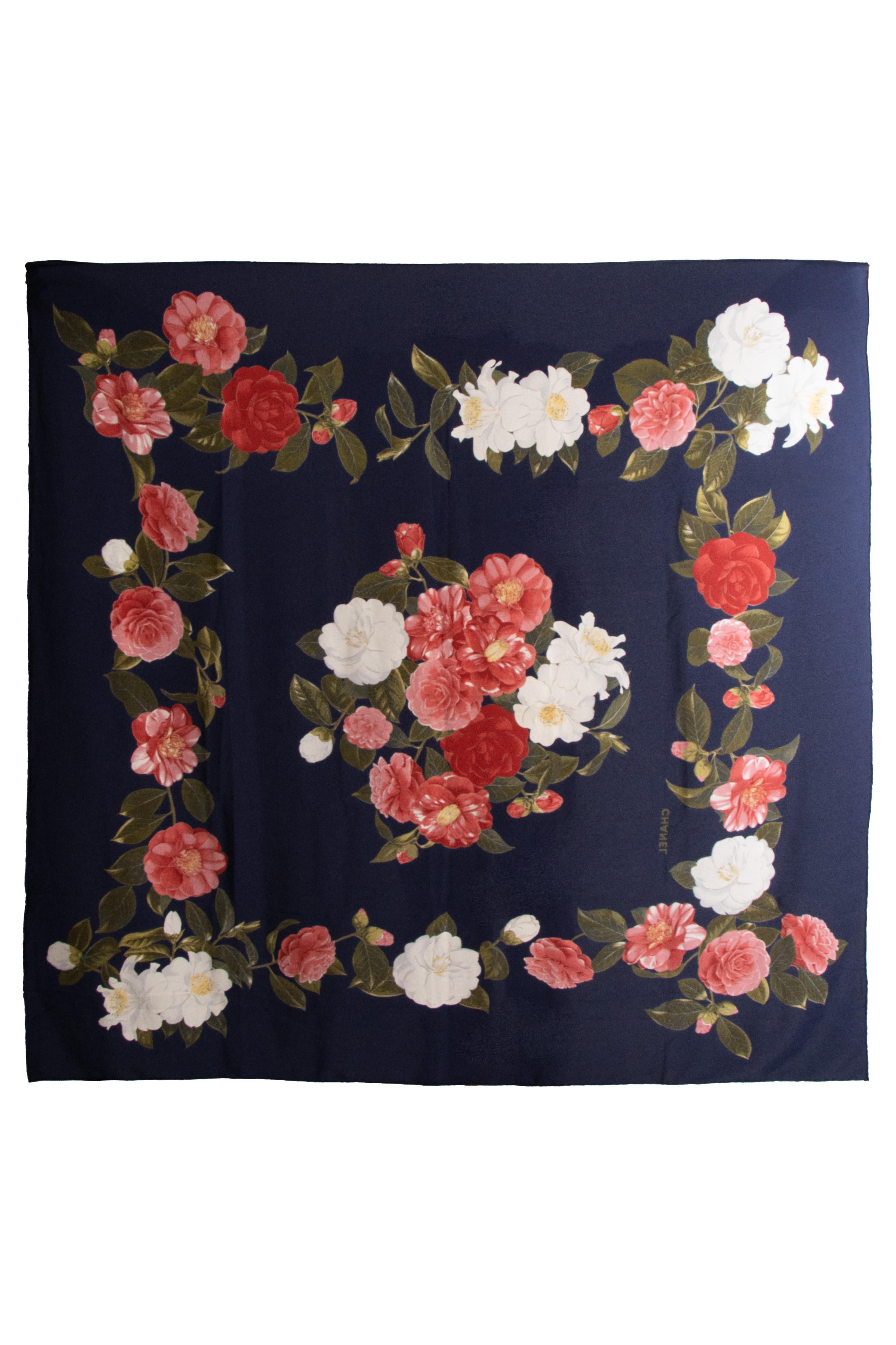 80es Chanel maxi silk scarf, dark blue with pink, red, white colored roses and peonies.

MEASURES:
140x140 cm

Returns are not accepted
