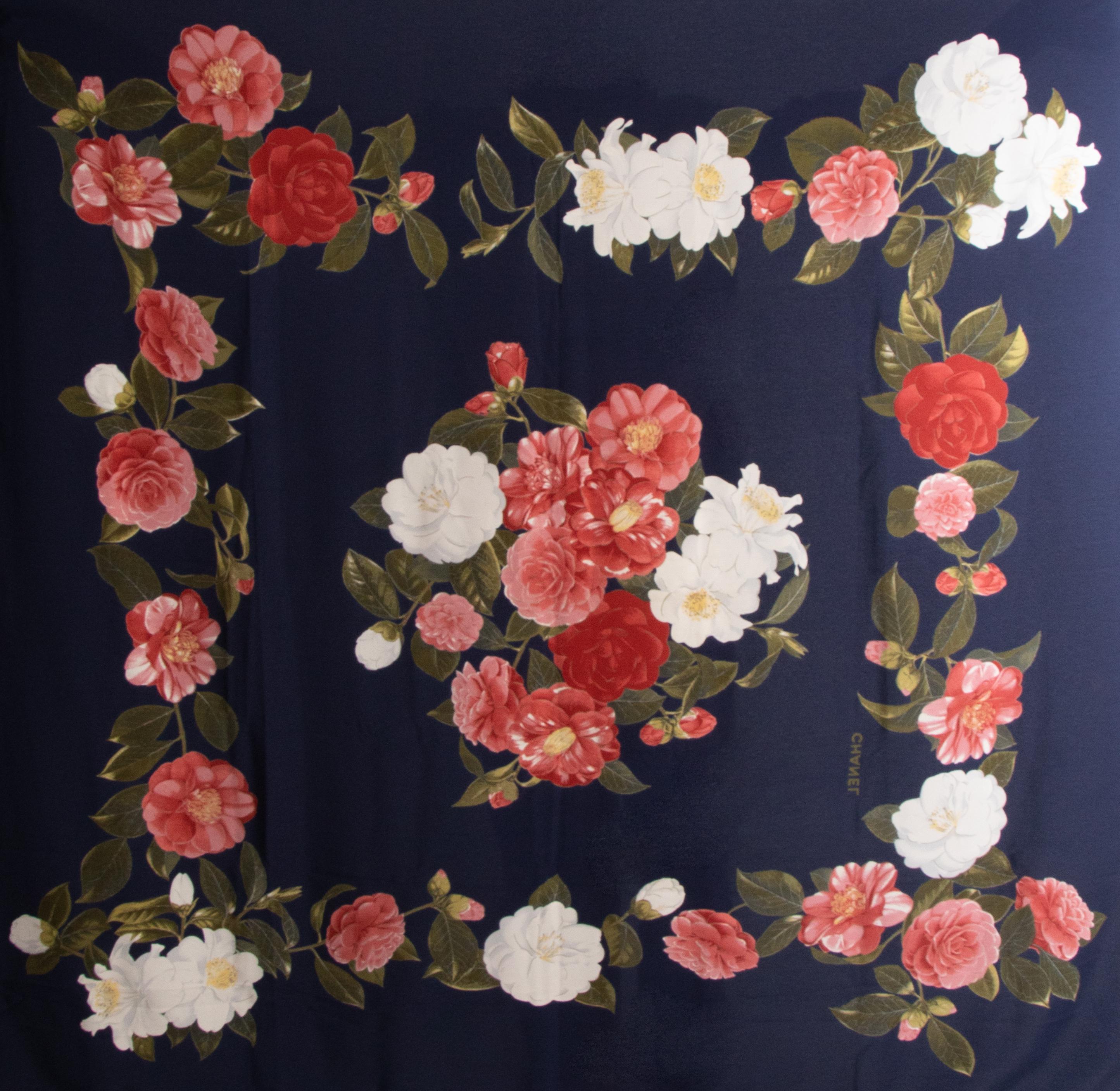 80es Chanel maxi silk scarf dark b400lue with flower pattern In Excellent Condition For Sale In Milano, IT