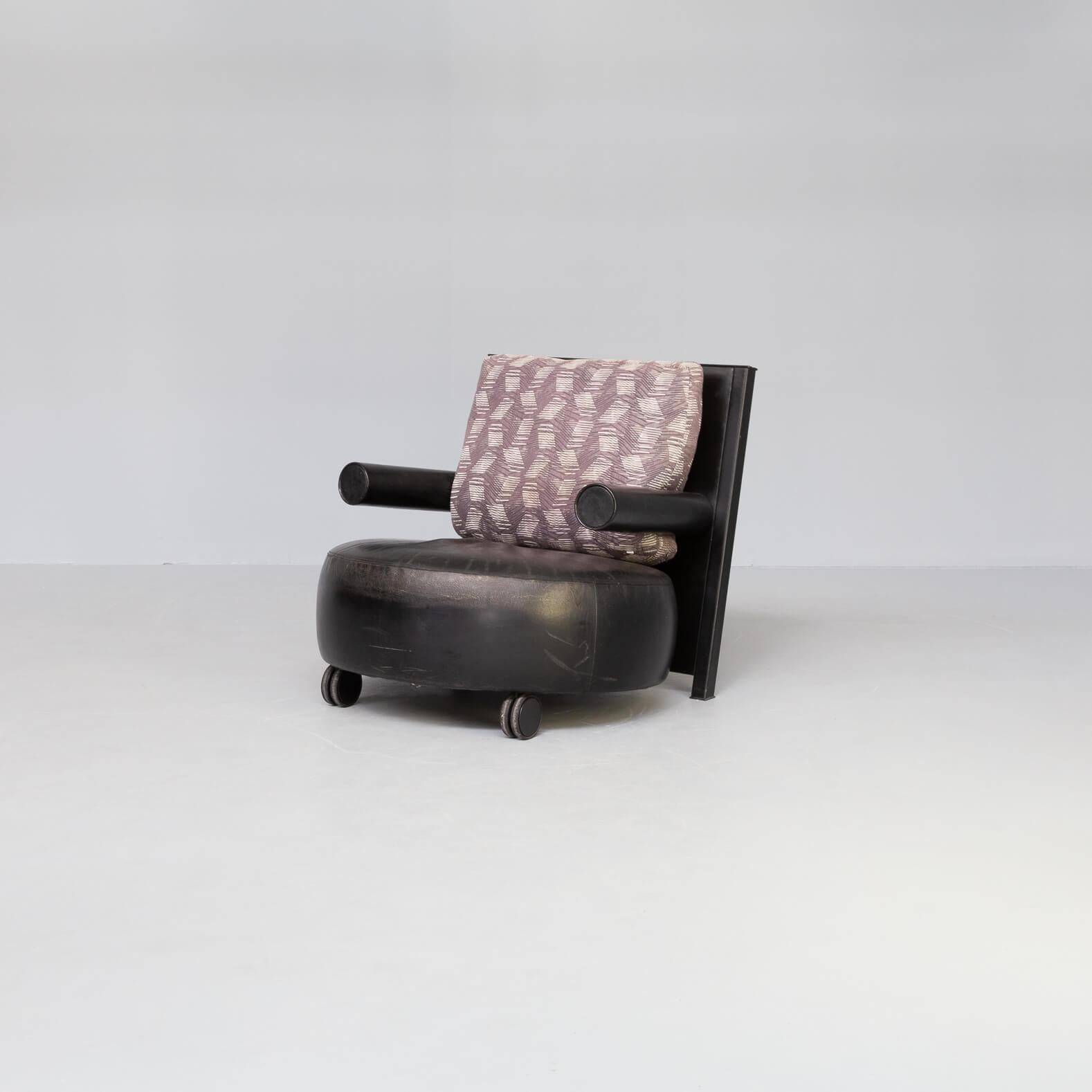A single-seater fauteuil model Baisity created in 1986 by Antonio Citterio who won the Compasso d’oro a year later with this design. Beautiful and comfortabel seating. The chair has two wheel upfront so it can easily moved to another position in