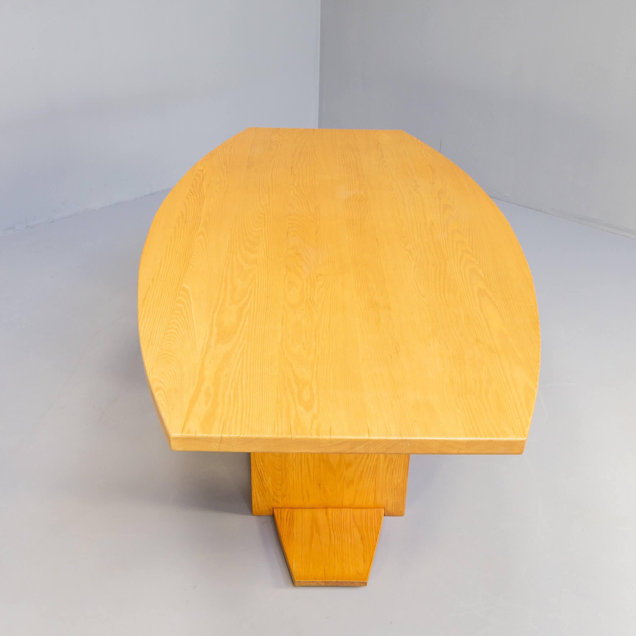 80s architectural oval dining table In Good Condition In Amstelveen, Noord