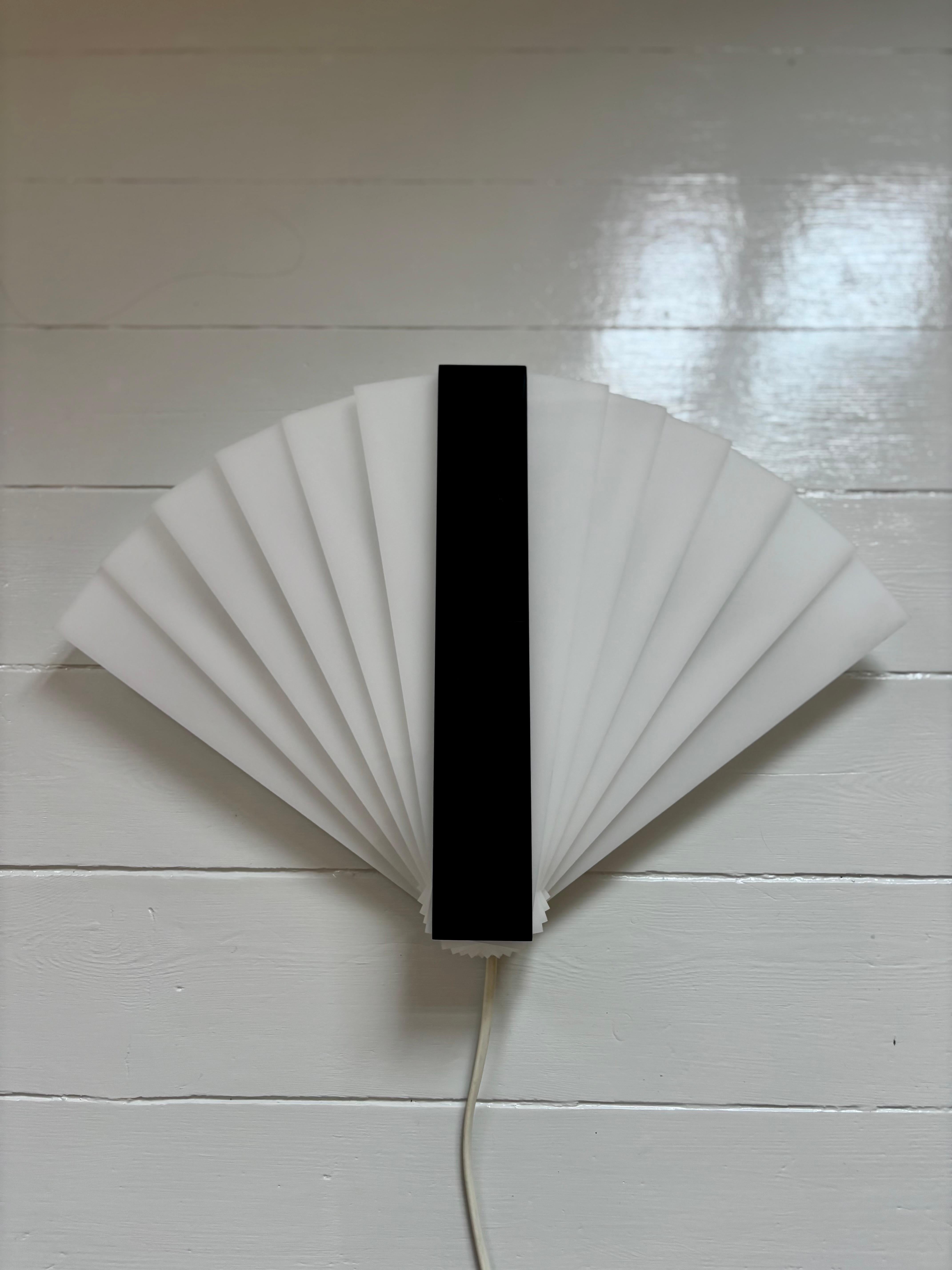 Lampada da parete a forma di ventaglio in stile Art Deco anni '80, bianco e nero in vendita 3