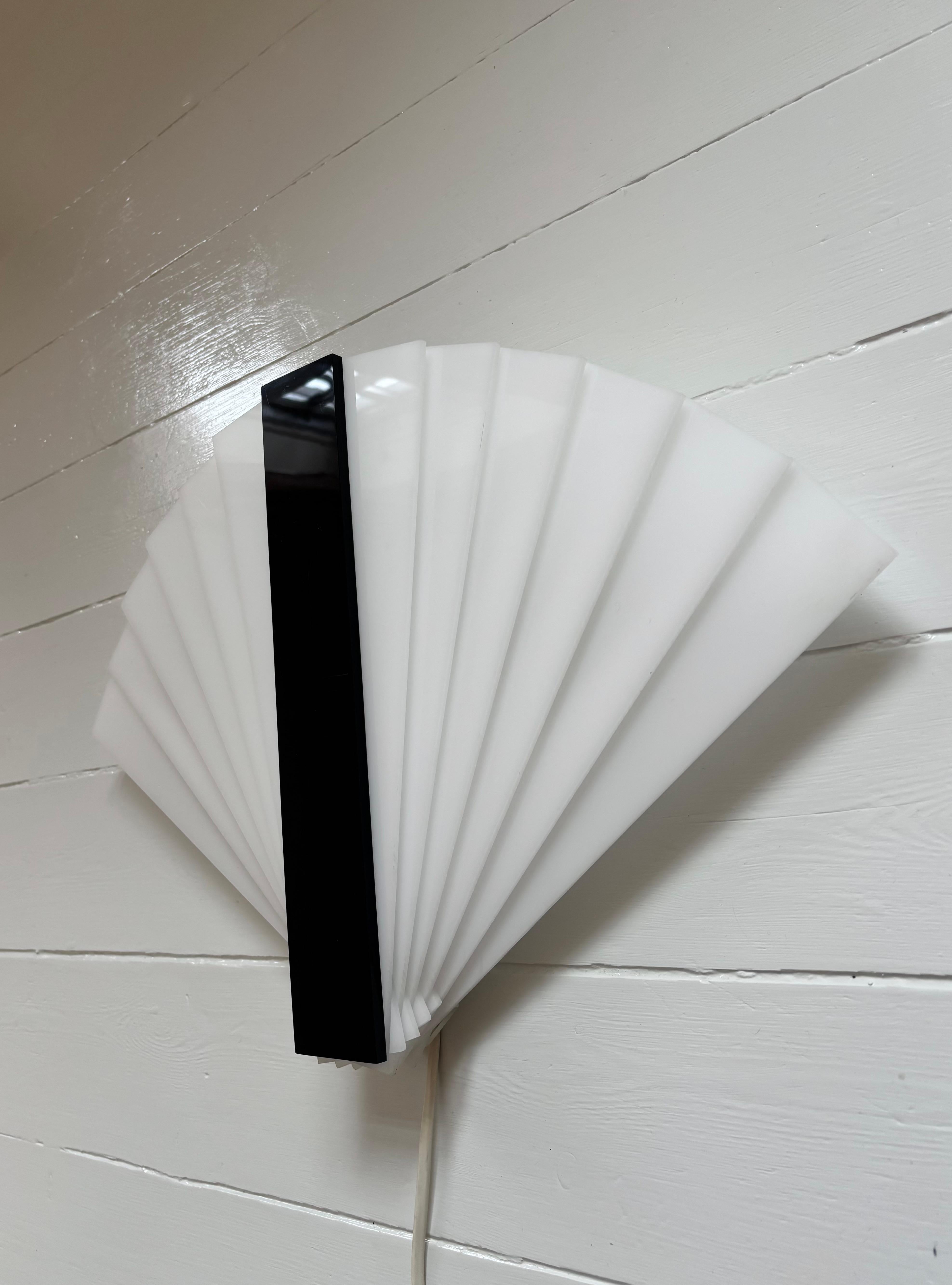 Lampada da parete a forma di ventaglio in stile Art Deco anni '80, bianco e nero in vendita 4