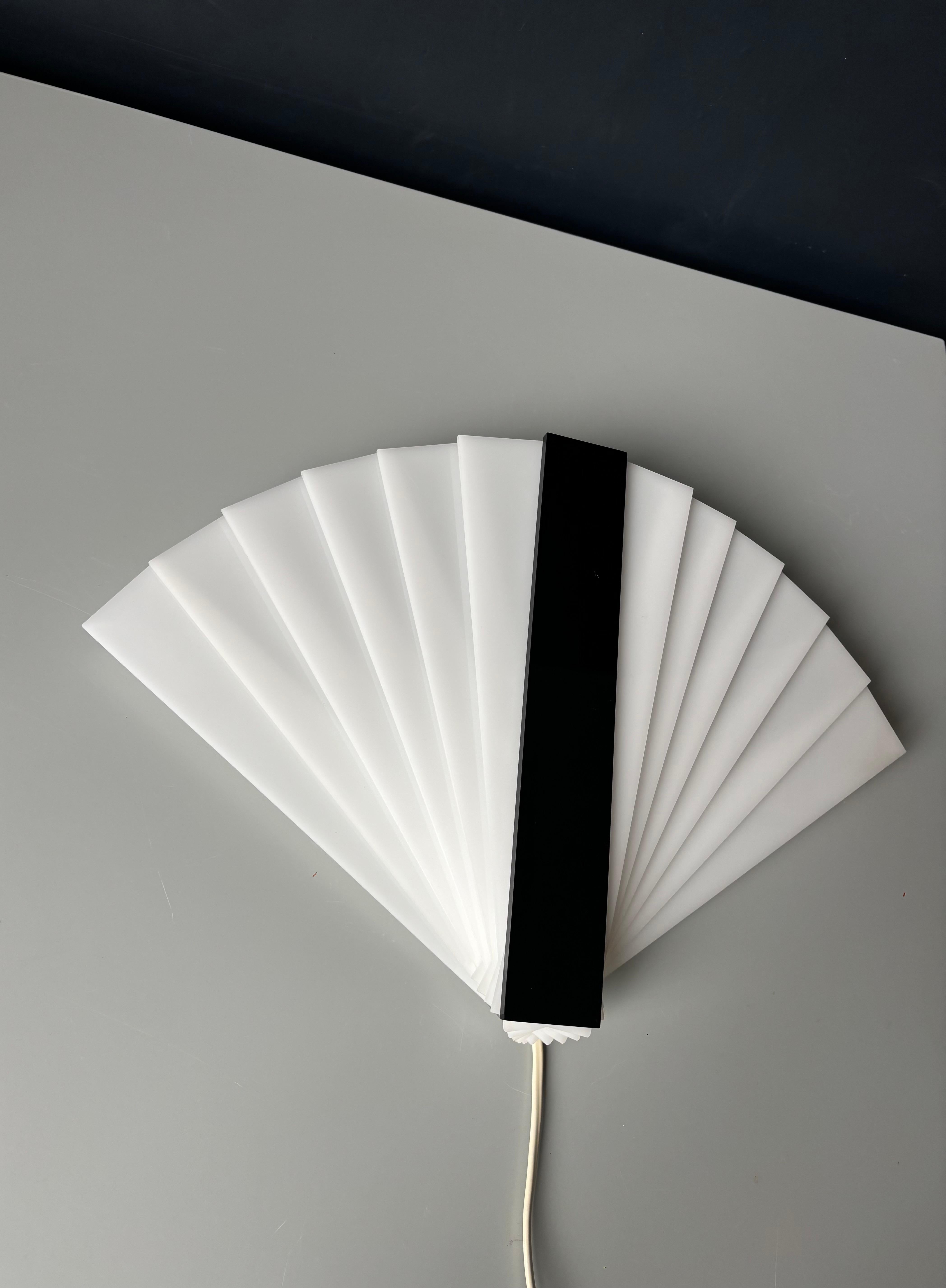 Art Déco Lampada da parete a forma di ventaglio in stile Art Deco anni '80, bianco e nero in vendita