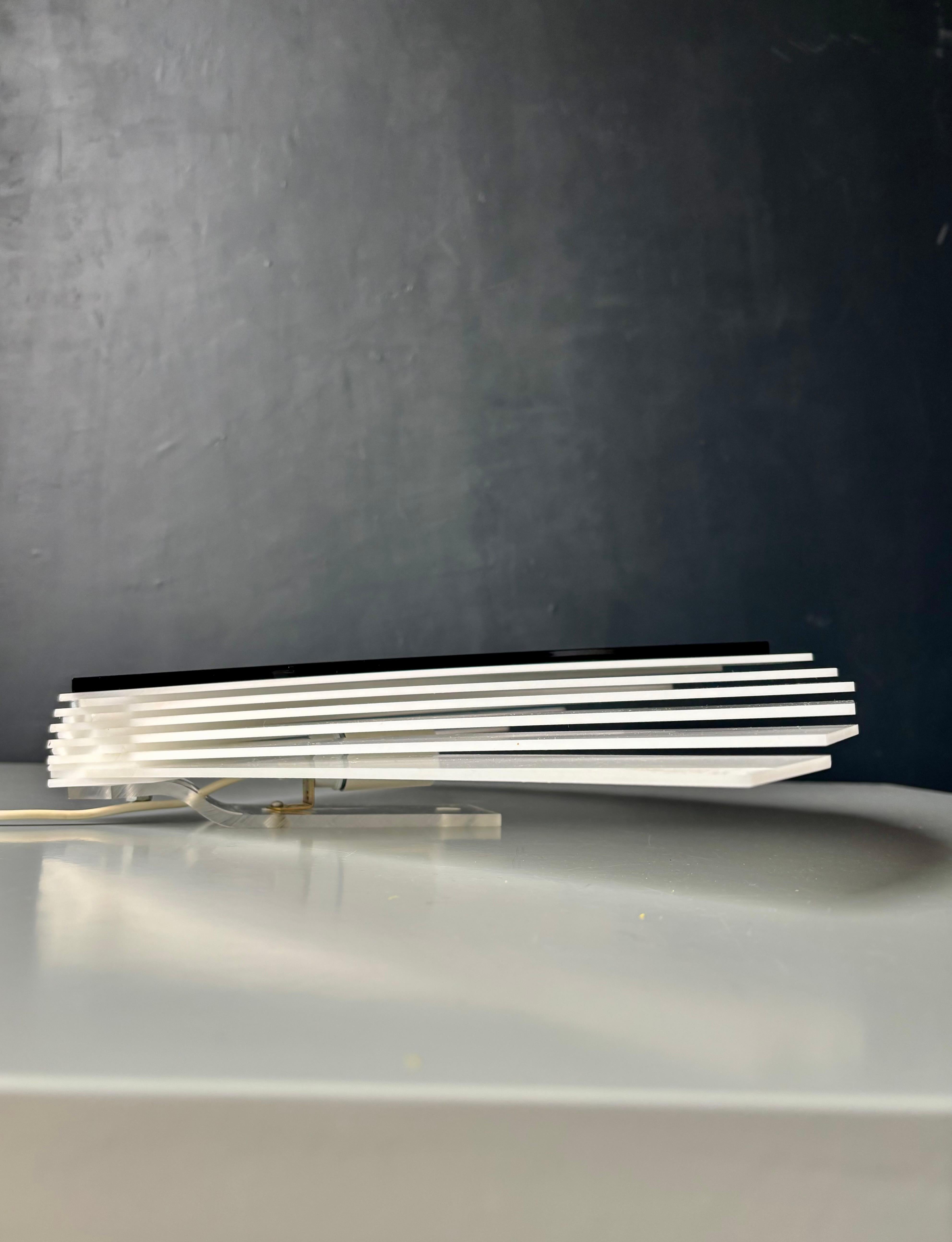 XX secolo Lampada da parete a forma di ventaglio in stile Art Deco anni '80, bianco e nero in vendita