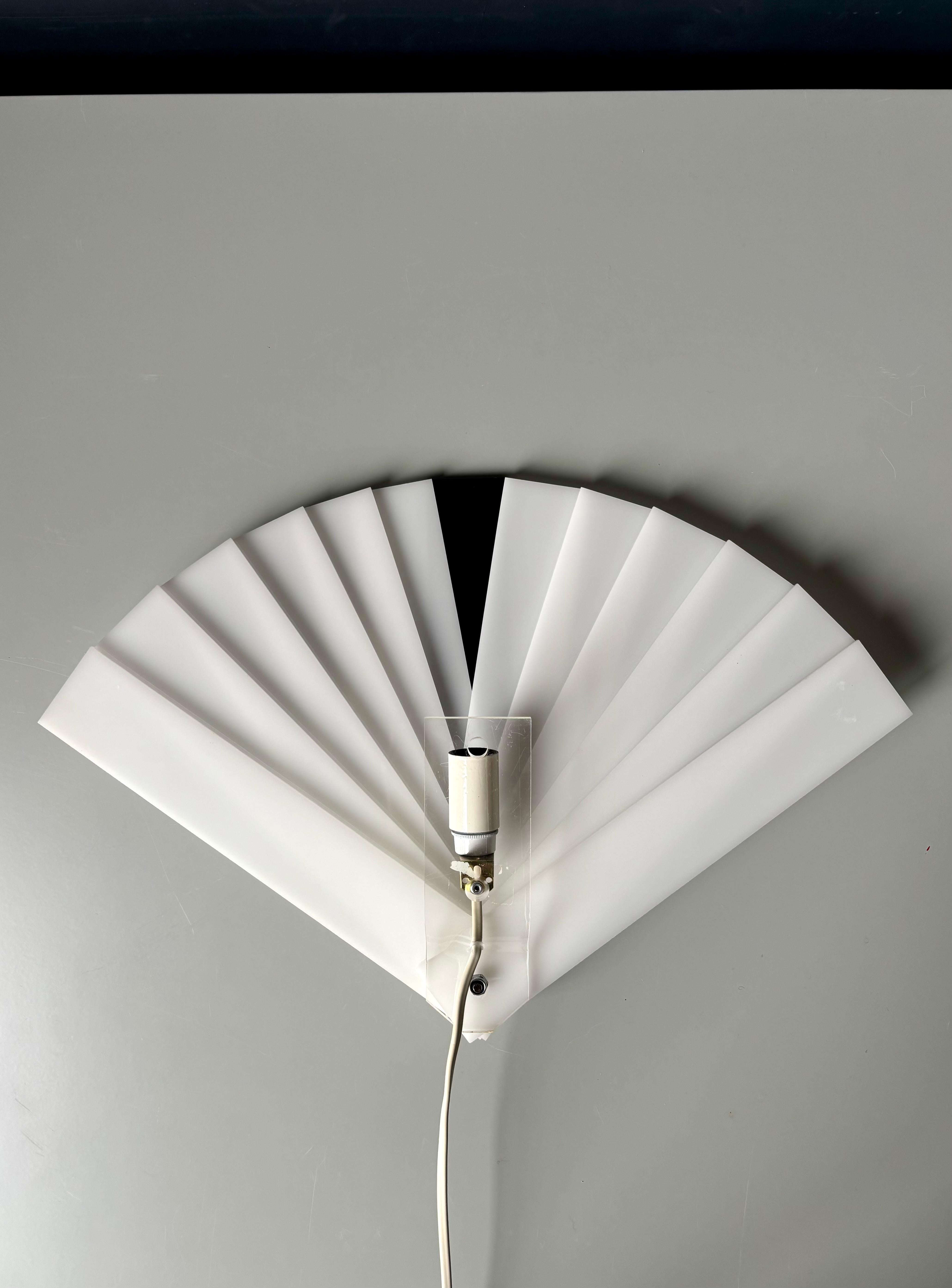Acrilico Lampada da parete a forma di ventaglio in stile Art Deco anni '80, bianco e nero in vendita