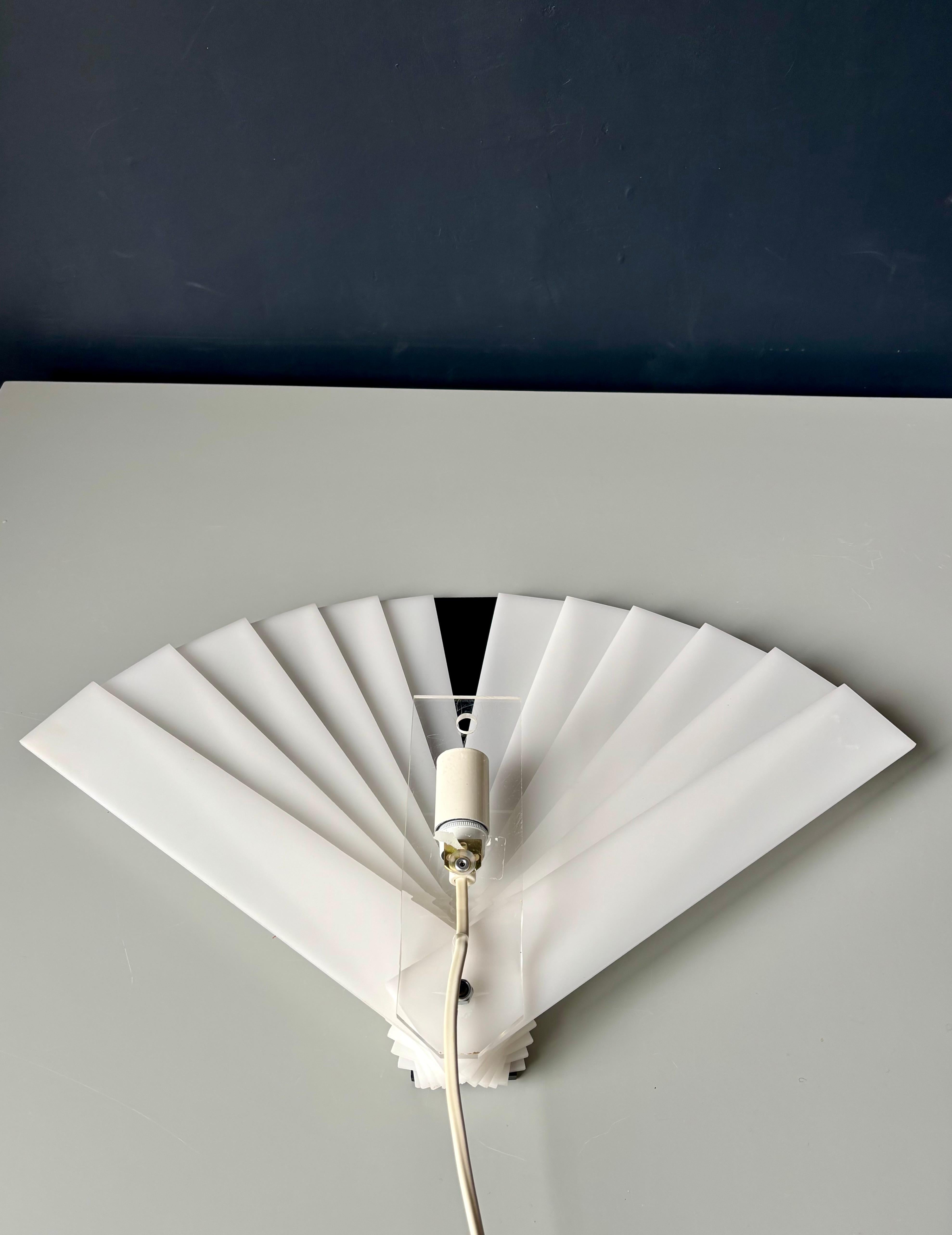 Lampada da parete a forma di ventaglio in stile Art Deco anni '80, bianco e nero in vendita 1