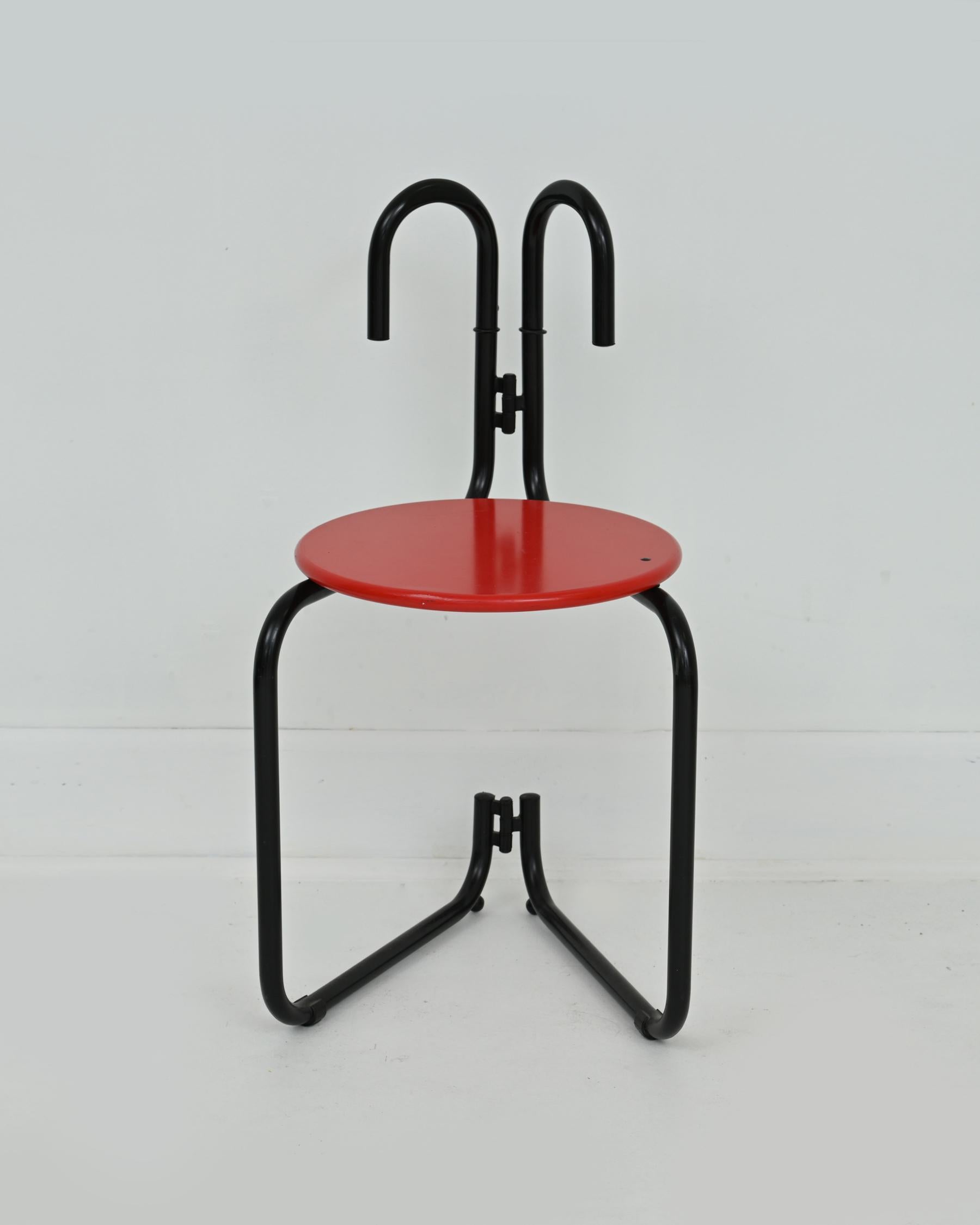 1980s folding postmodern chair by Luca Leonori, Laura de Lorenzo, and Stefano Stefani (the trio who formed Studio Grafite), for Pallucco, Italy. Made in Italy. The chair's handle folds in for a very ingenious design.
 